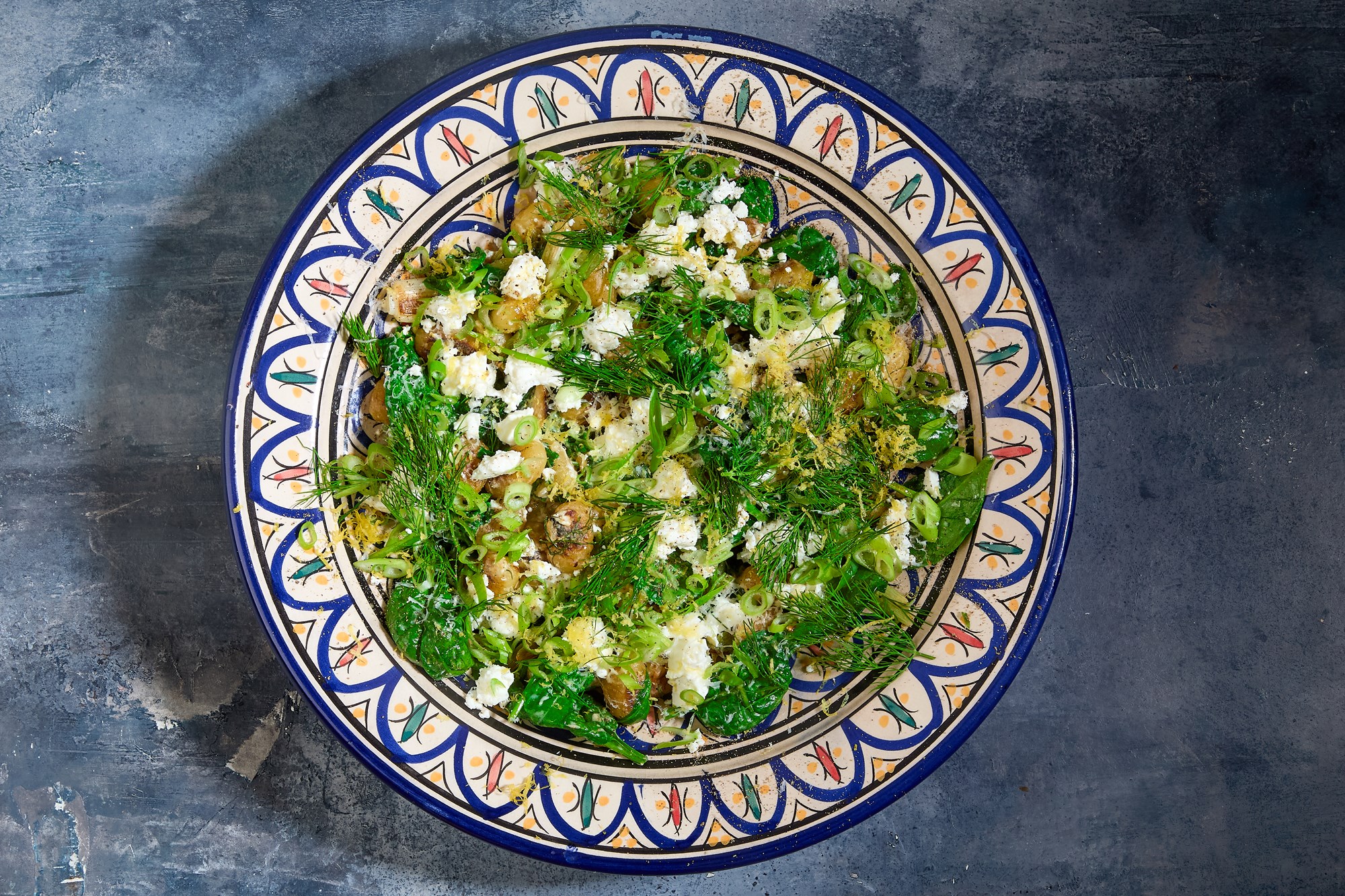 Gnocchi med spinat, karamelliserede forårsløg og cremet salatost