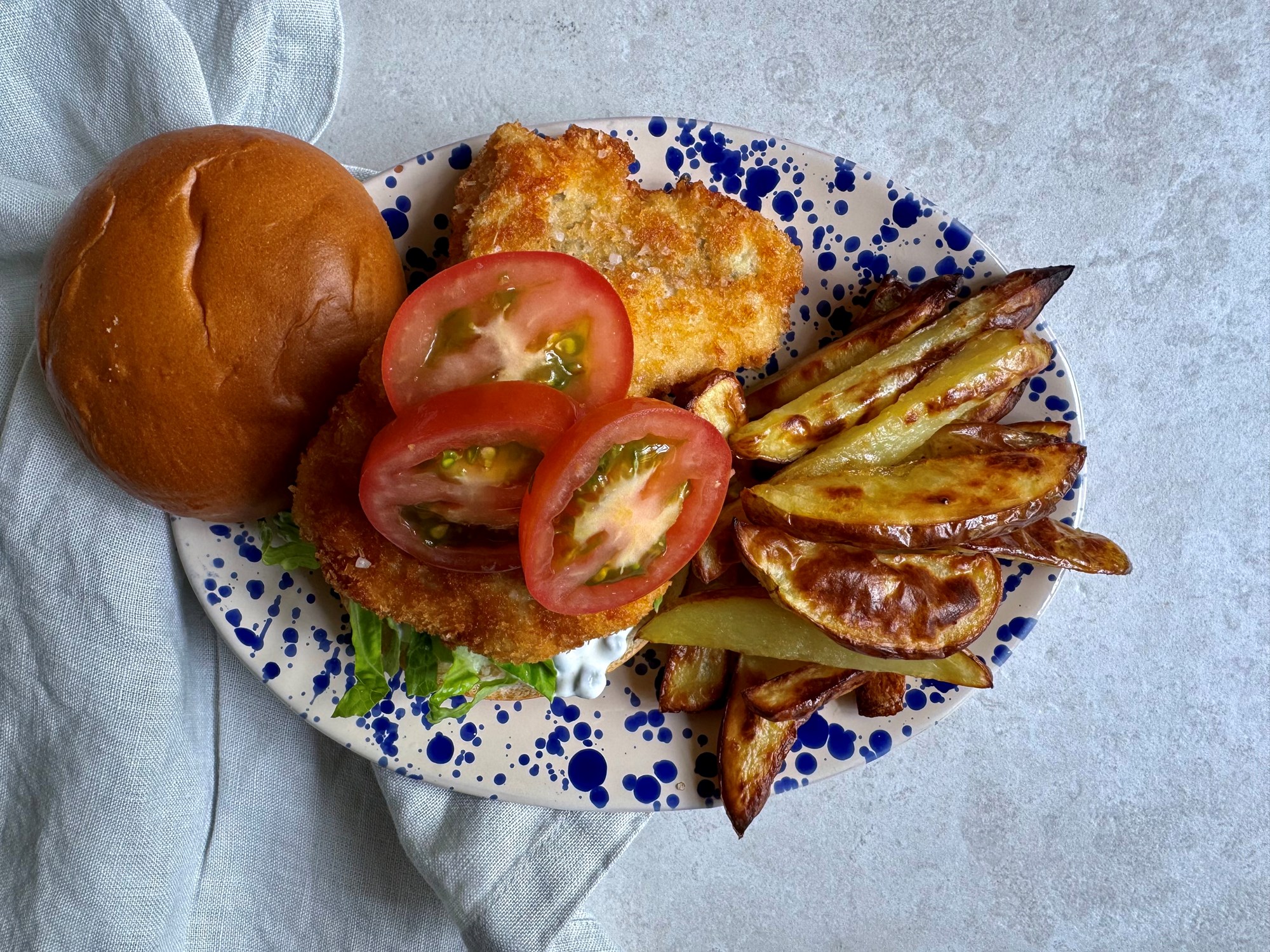 Fiskeburger med ovnkartofler og tatarsauce