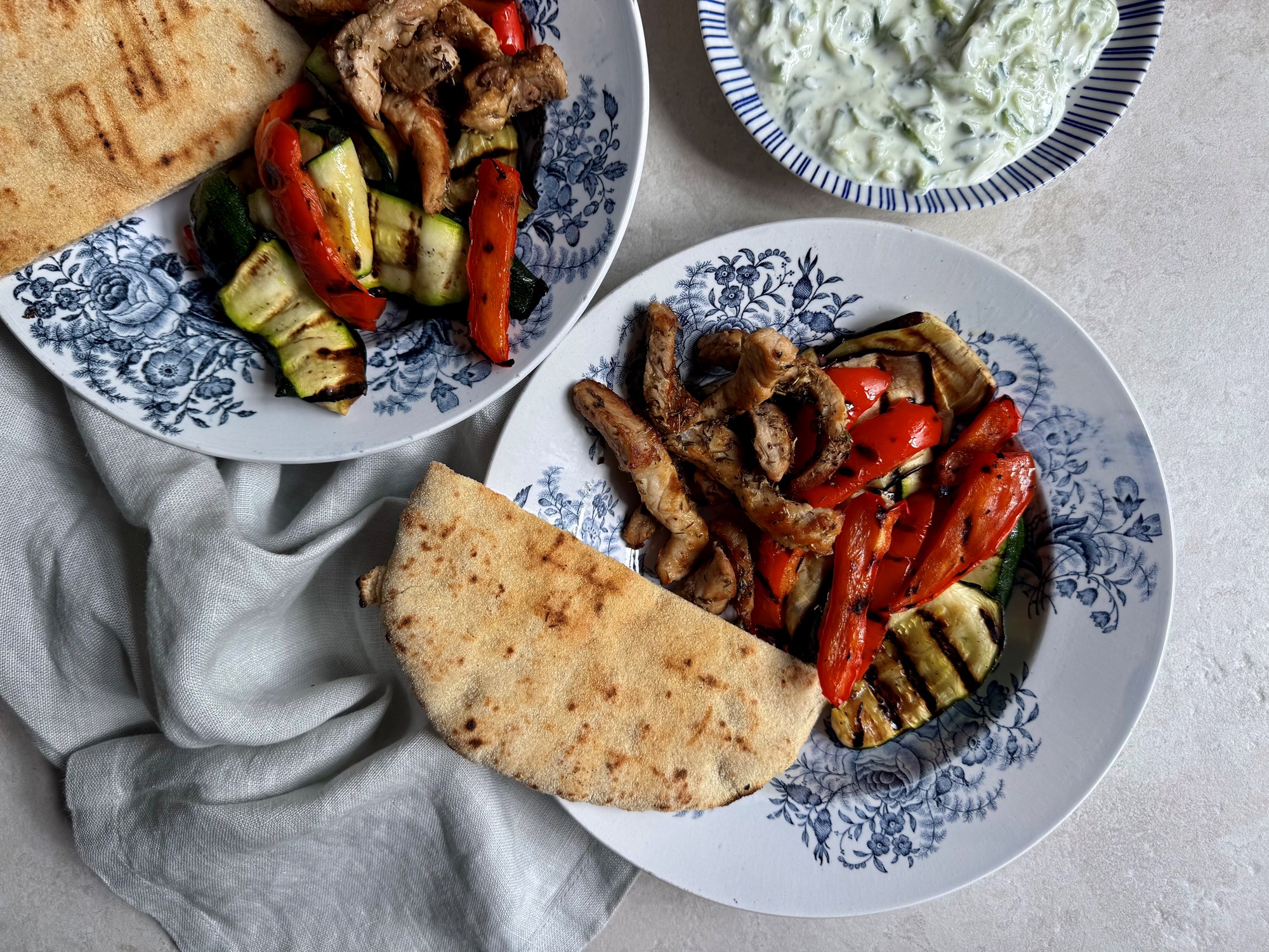 Krydret gris med grillet grønt, tzatziki og pitabrød