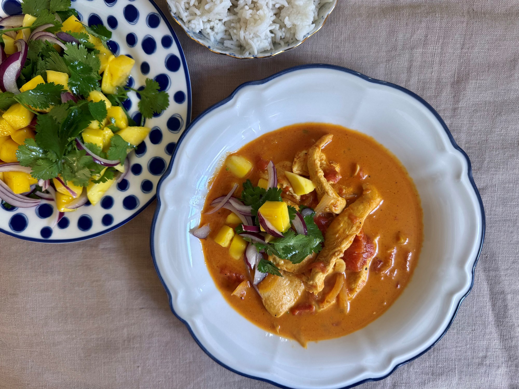 Kylling a la butter chicken med ris og mangosalat