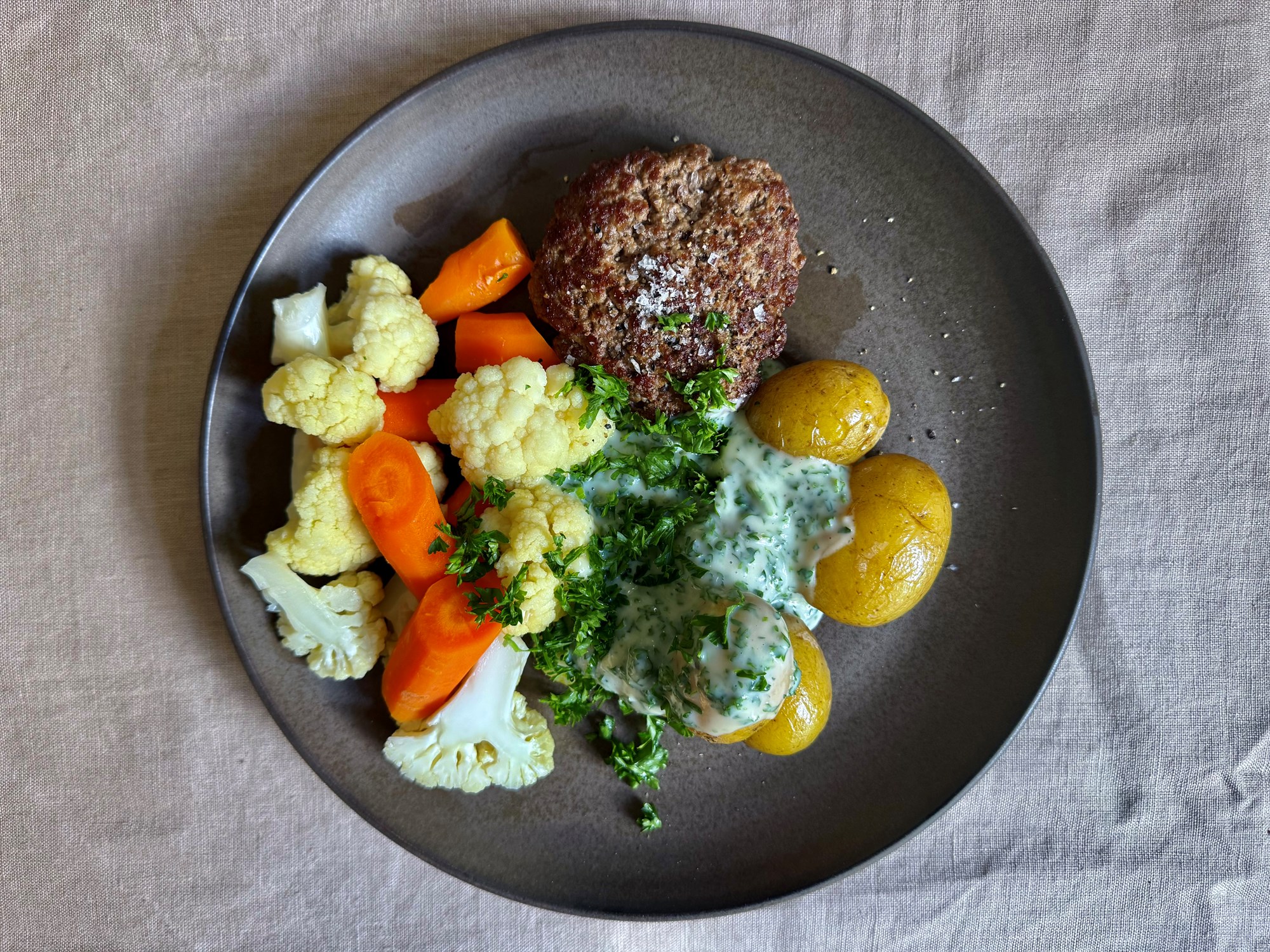 Hakkebøffer med persillesauce og dampet grønt