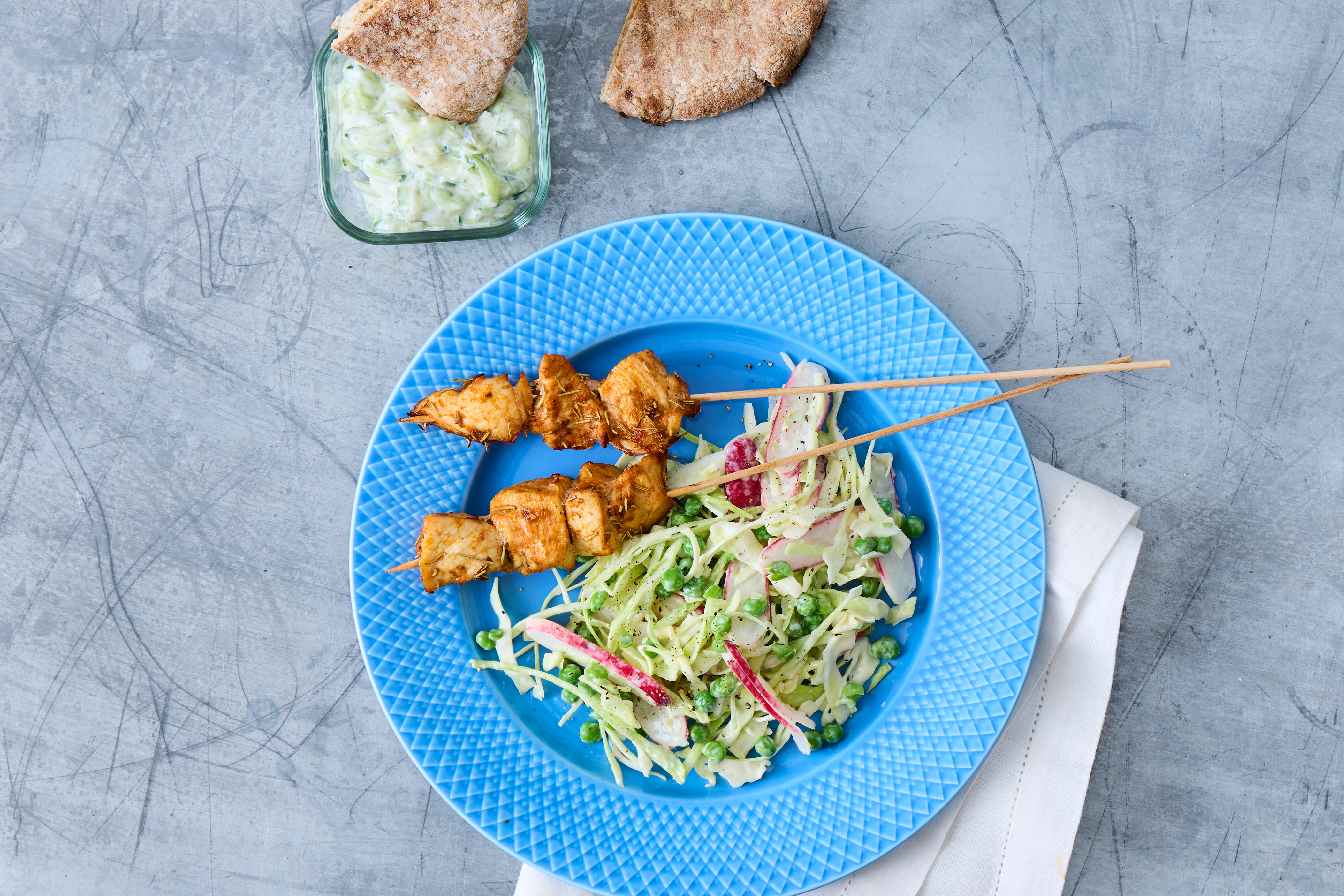 Kyllingespyd med pita, tzatziki og spidskålssalat - tirsdag uge 5