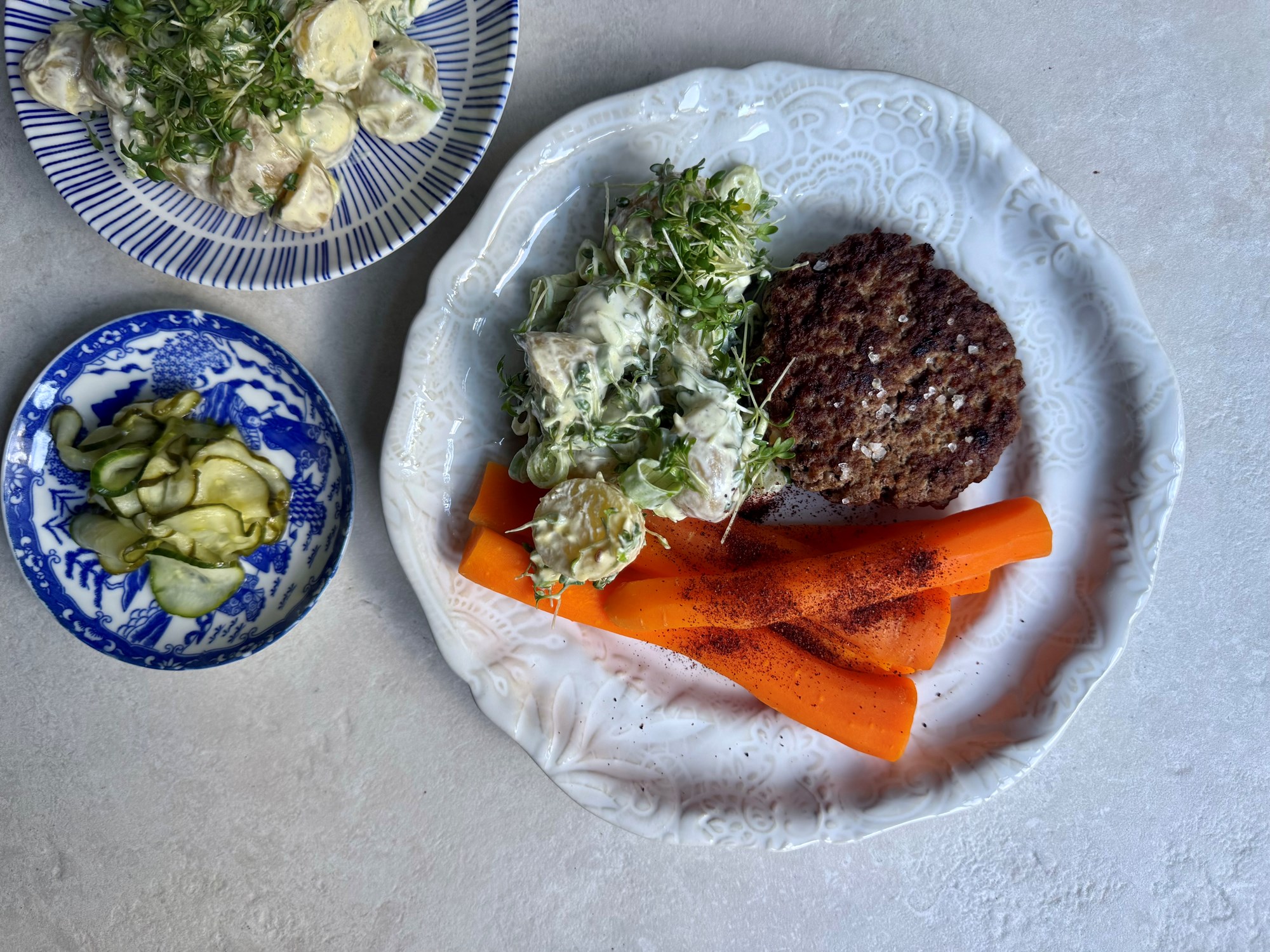 Hakkebøf med kartoffelsalat, dampede gulerødder og agurkesalat