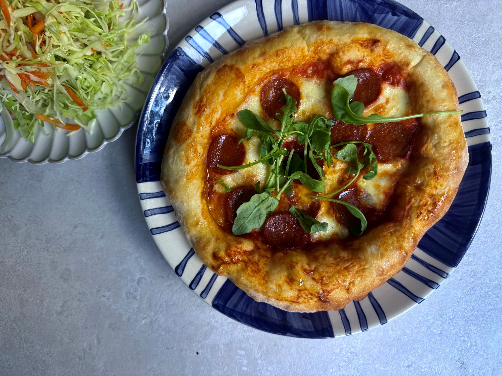 Pizza med peperoni og syrlig kålsalat
