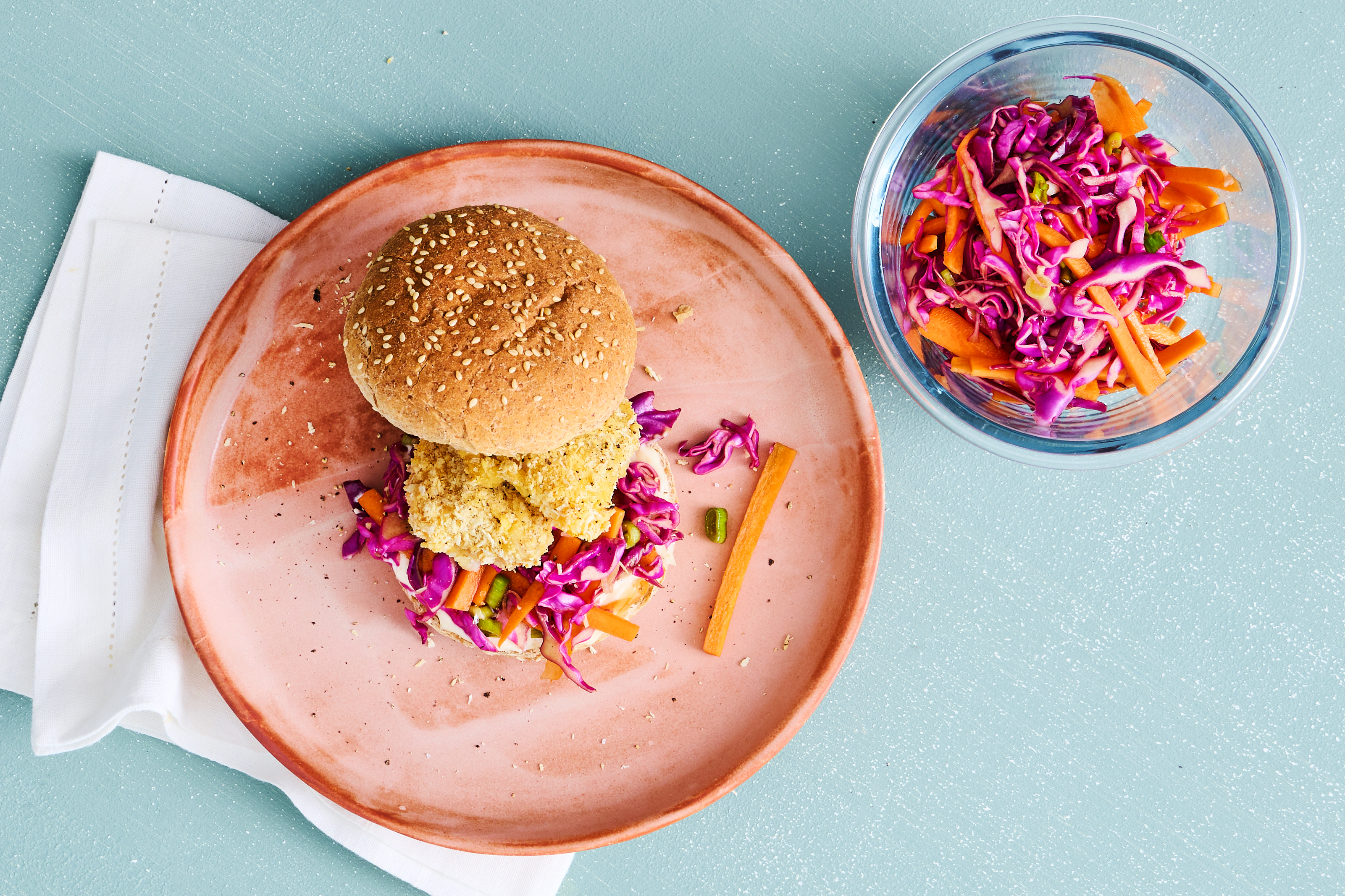 Sprød fiskeburger med kål og aioli - søndag uge 6
