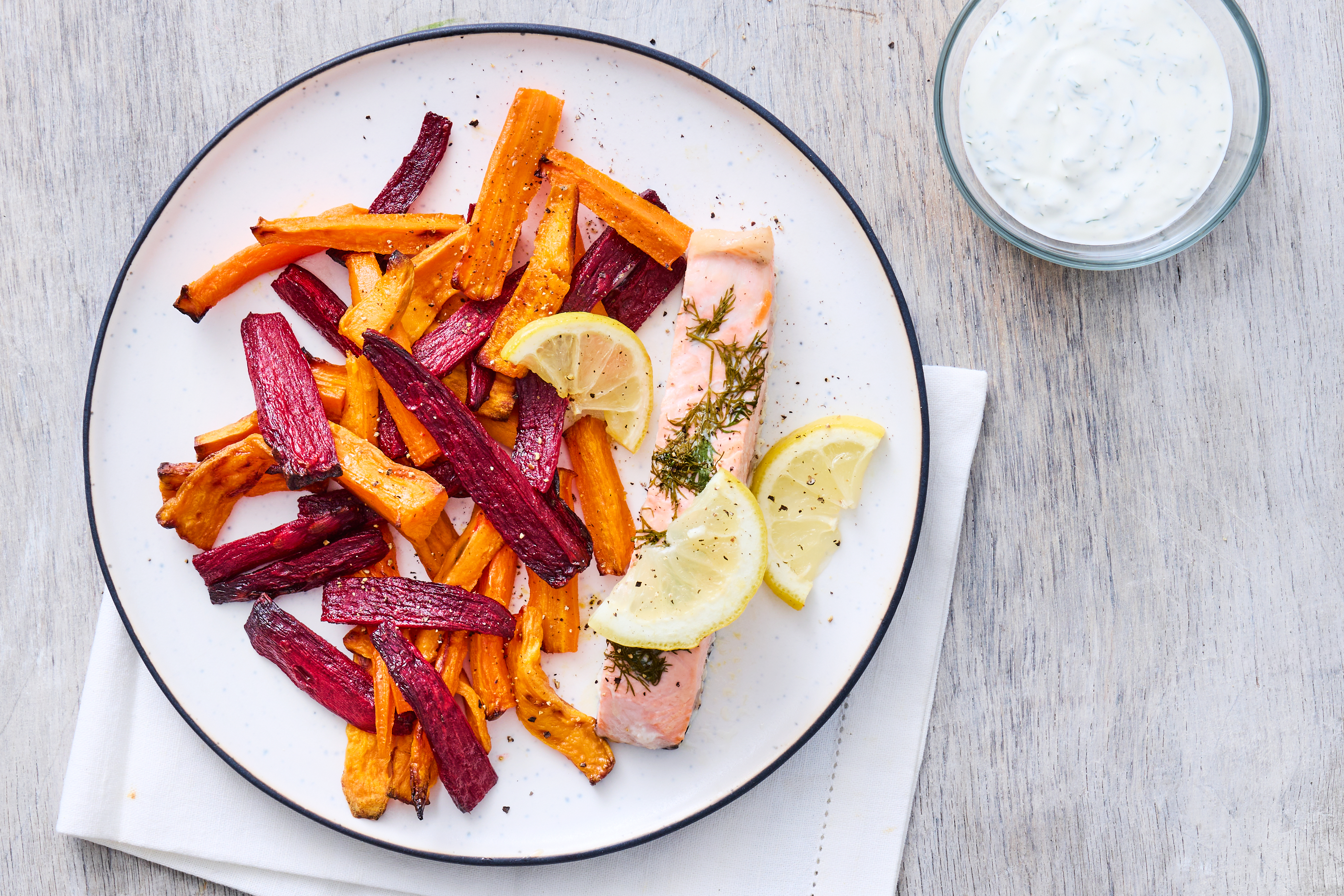 Bagt laks med ovnbagte rodfrugter og dip - søndag uge 4