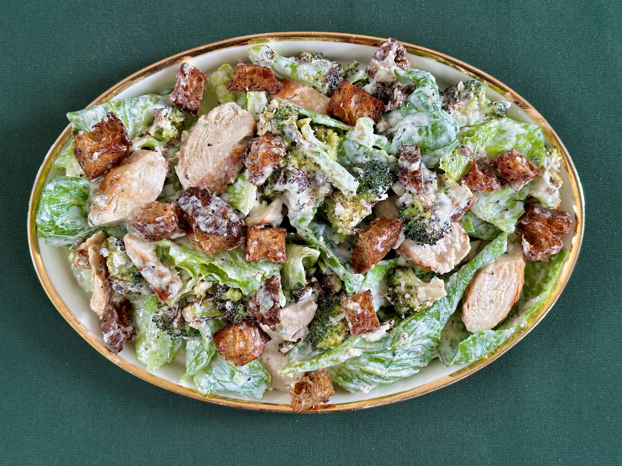 Cæsarsalat med bagte broccoli, sprødt brød og hjertesalat