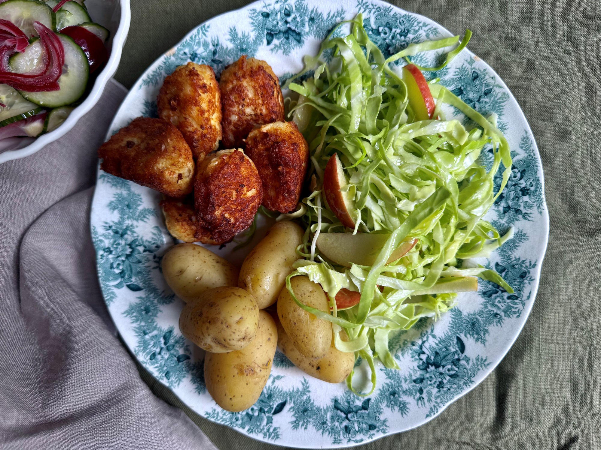 Fiskefrikadeller med syrlig agurkesalat og kålsalat med æble