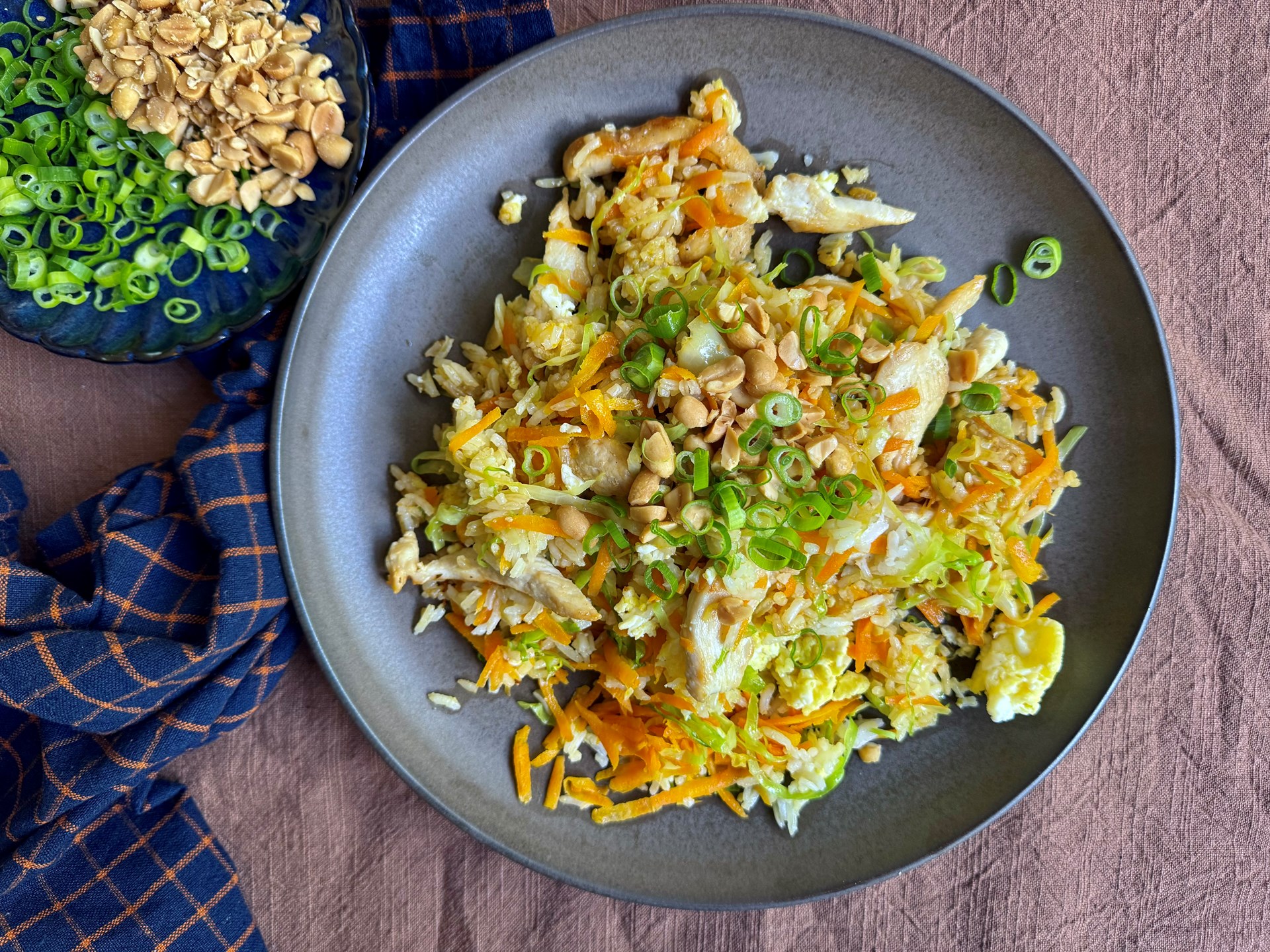 Stegte ris med kylling, spidskål, æg og peanuts - Opskrift fra ...