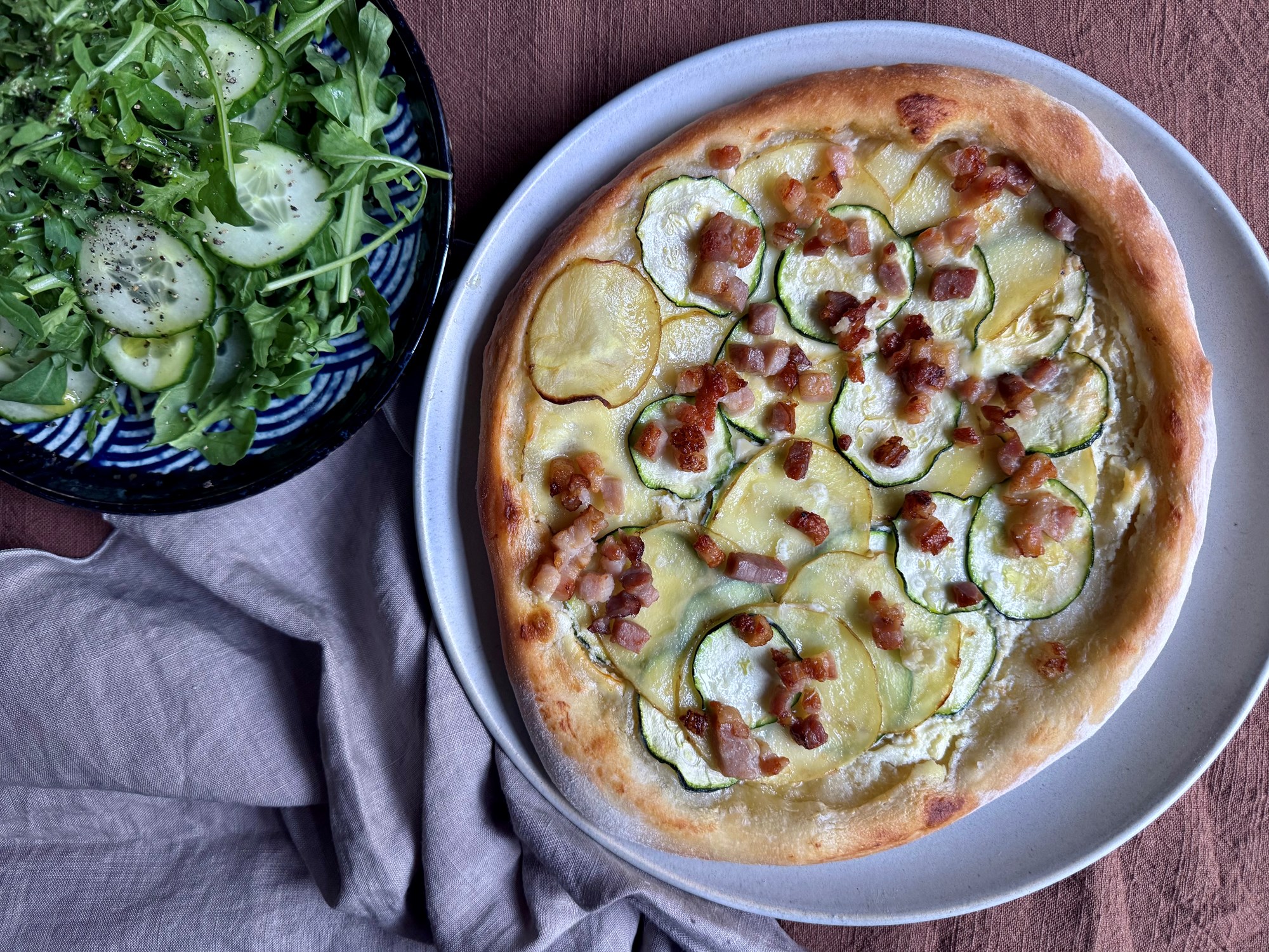 Pizza med bacon, ricottacreme og squash