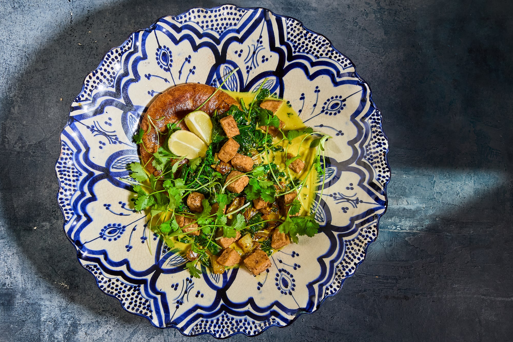 Cremet indisk saag tempeh med sprøde naan