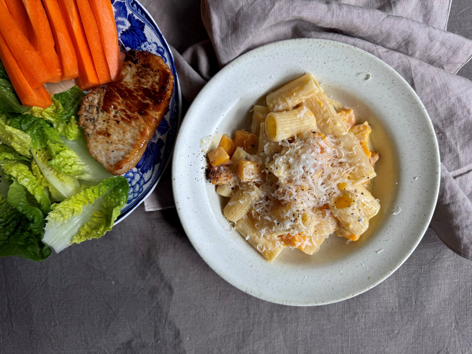Koteletter og  pasta med mascarpone, græskar og parmesan