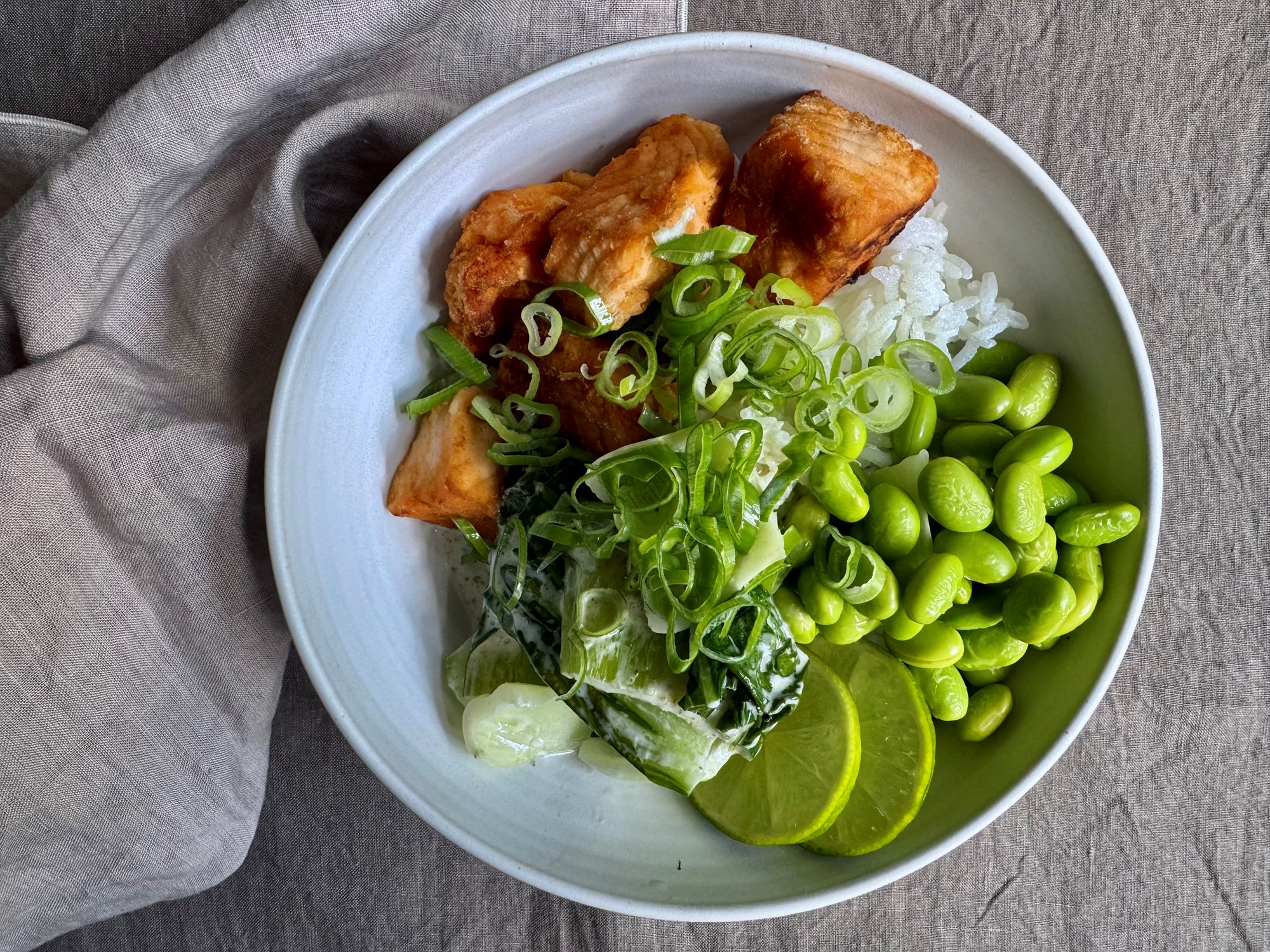 Laks med pak choy i grøn karry, ris og mukimame
