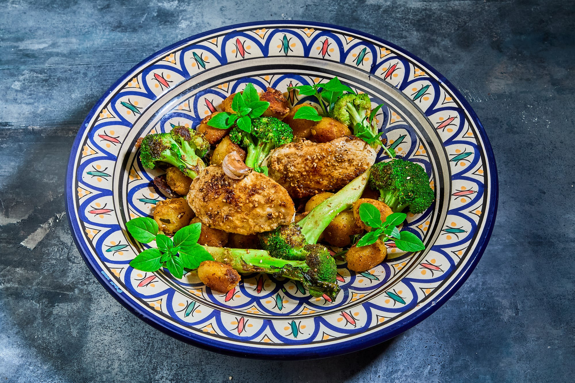 Dukkahstegt kylling med gnocchi og broccoli