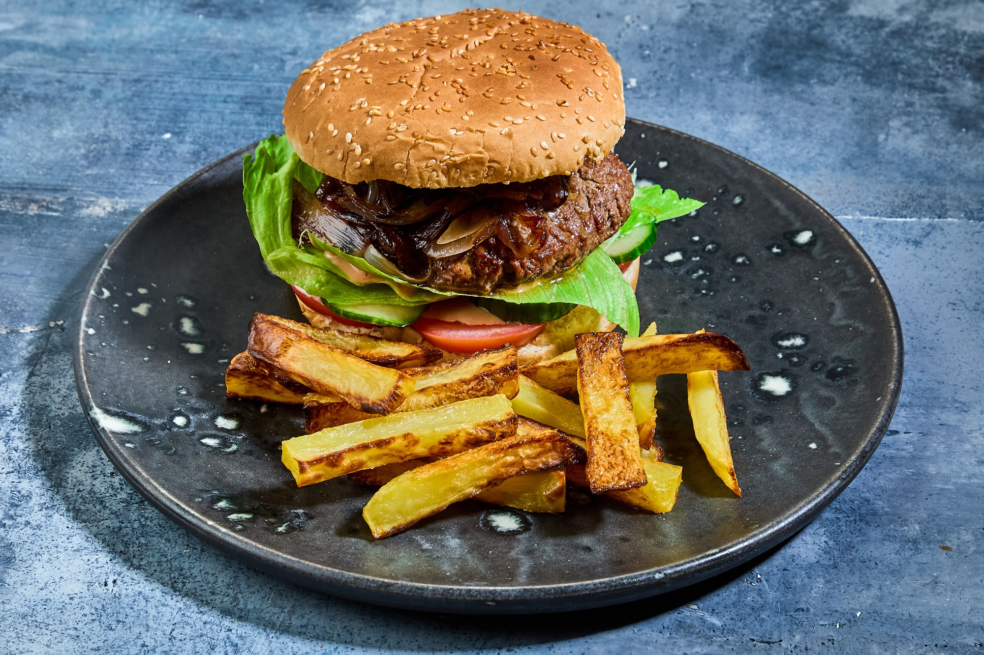 Sous vide-burger med karamelliserede løg, chipotle-mayo og sprød salat