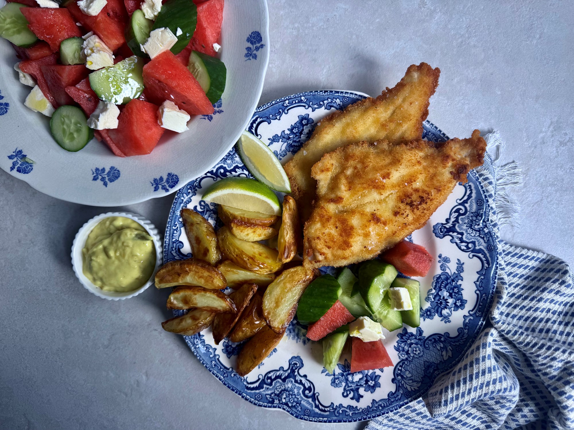 Fiskefilet med remoulade, ovnkartofler og salat med kota-ost