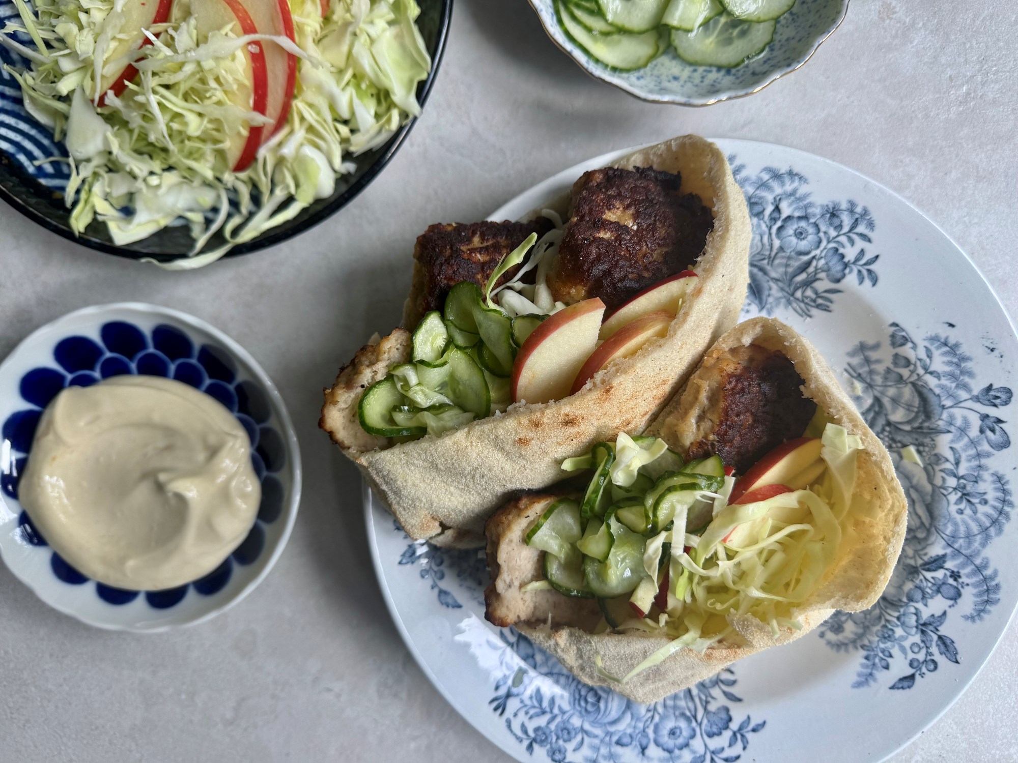Frikadellesandwich med agurkesalat, kål og æble