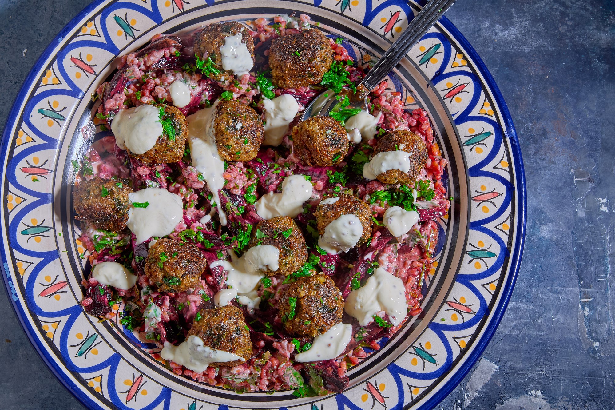 Krydrede kødboller med ovnbagte bolsjebeder, perlebyg og sennepsdressing