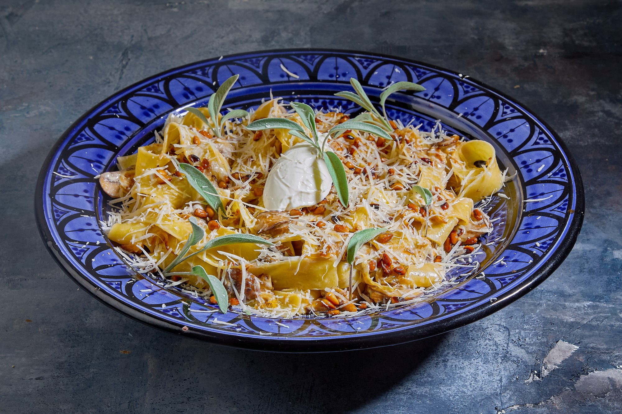 Pappardelle med svampe, karamelliserede løg, salvie, pinjekerner og pecorino