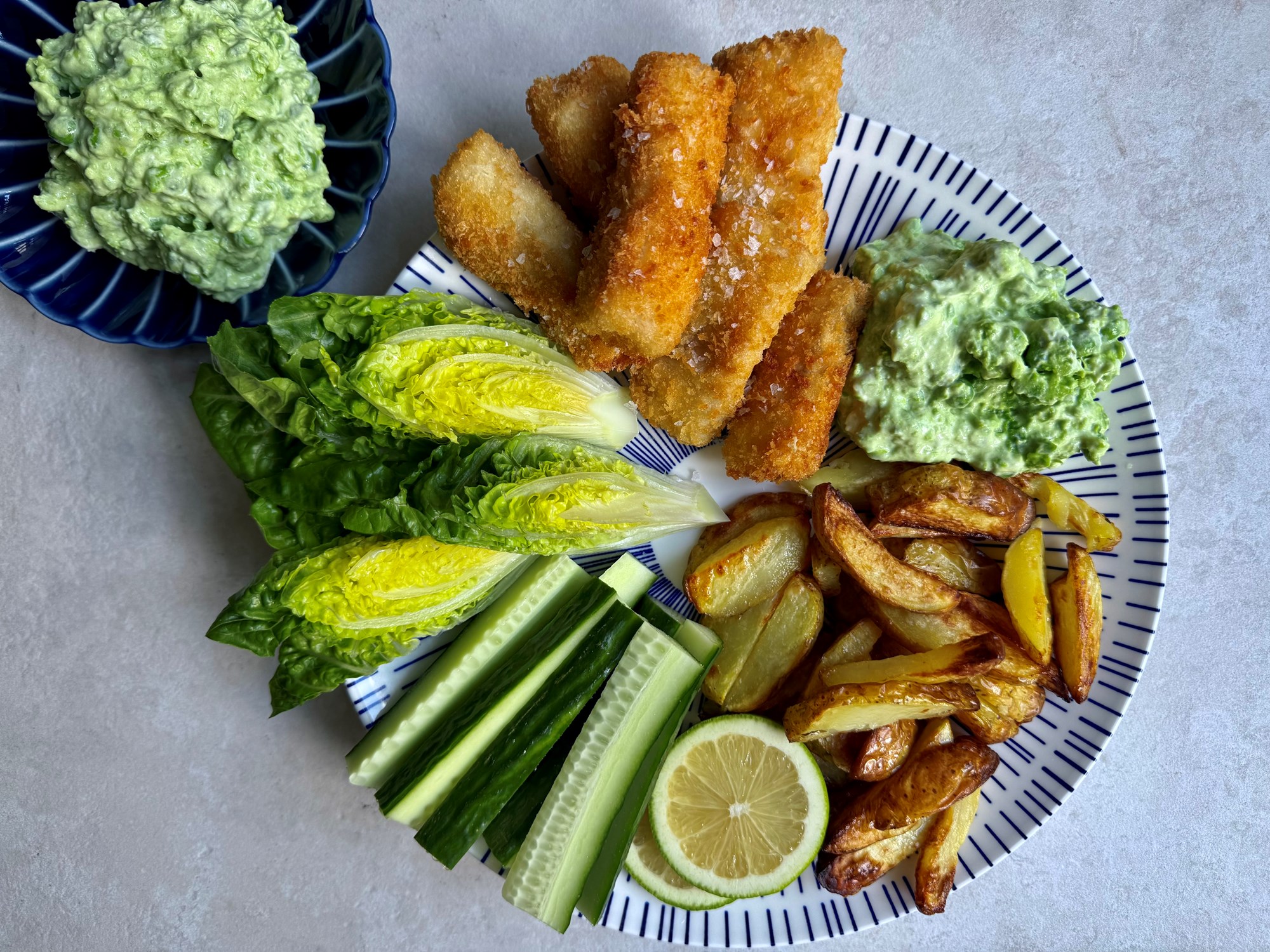 Fish fingers med ovnkartofler, ærtemos og snackgrønt