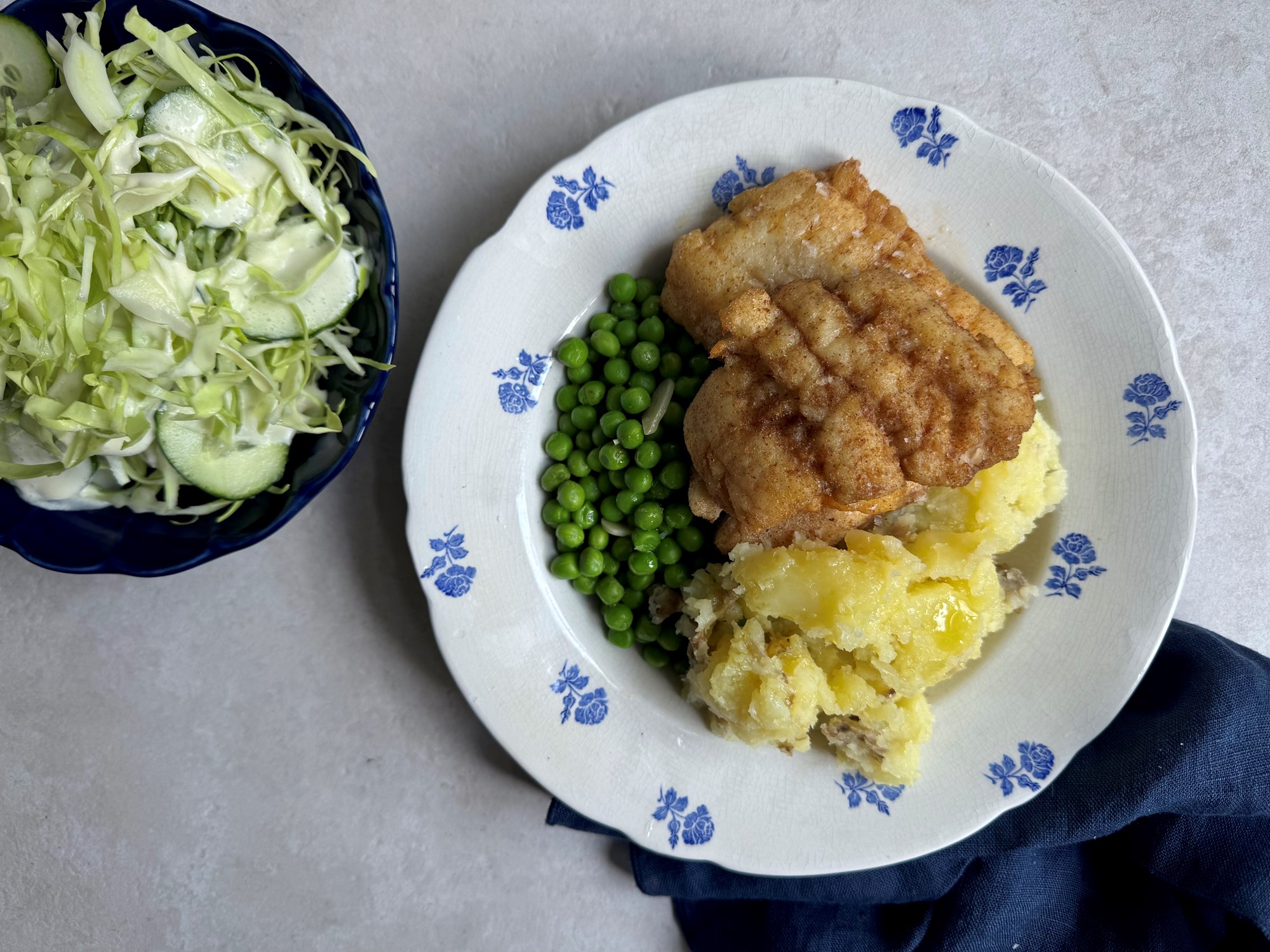 Rugmelsstegt rødspætte med knuste kartofler, mormor kål og lune ærter