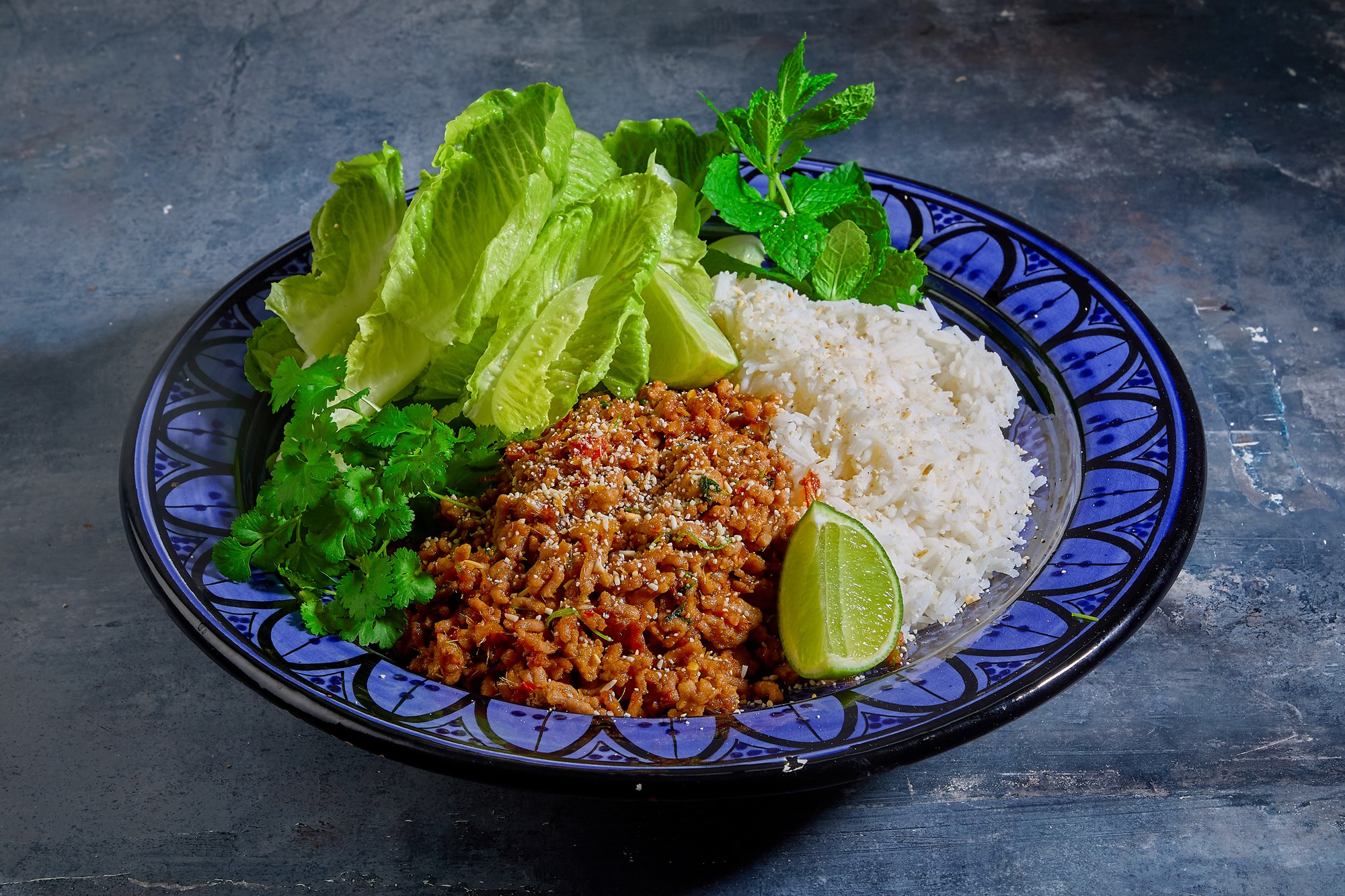 Krydret larb med romainesalat, jasminris og krydderurter