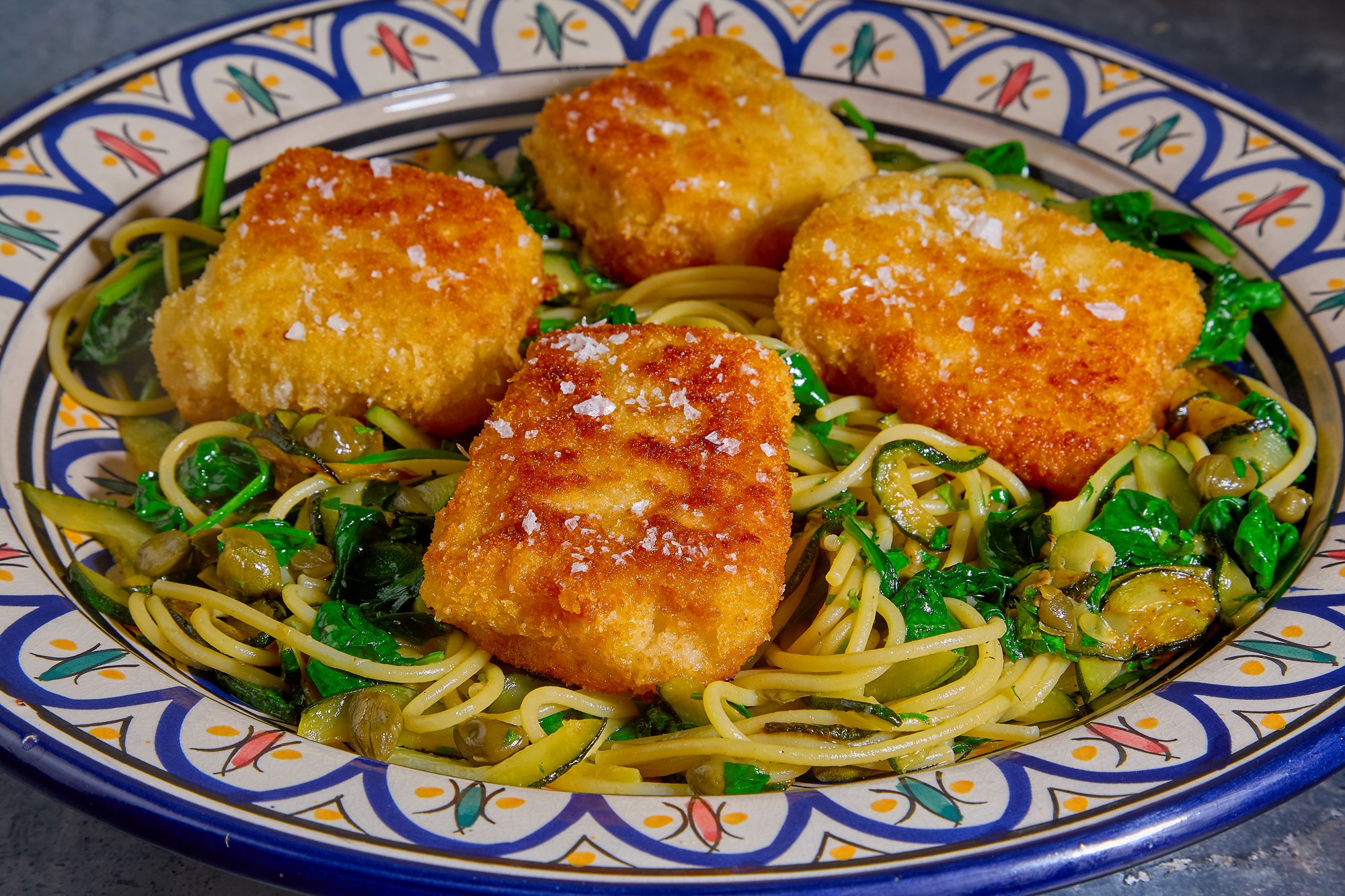 Italiensk kuller piccata med spaghetti, citronkaperssmør, zucchini og spinat