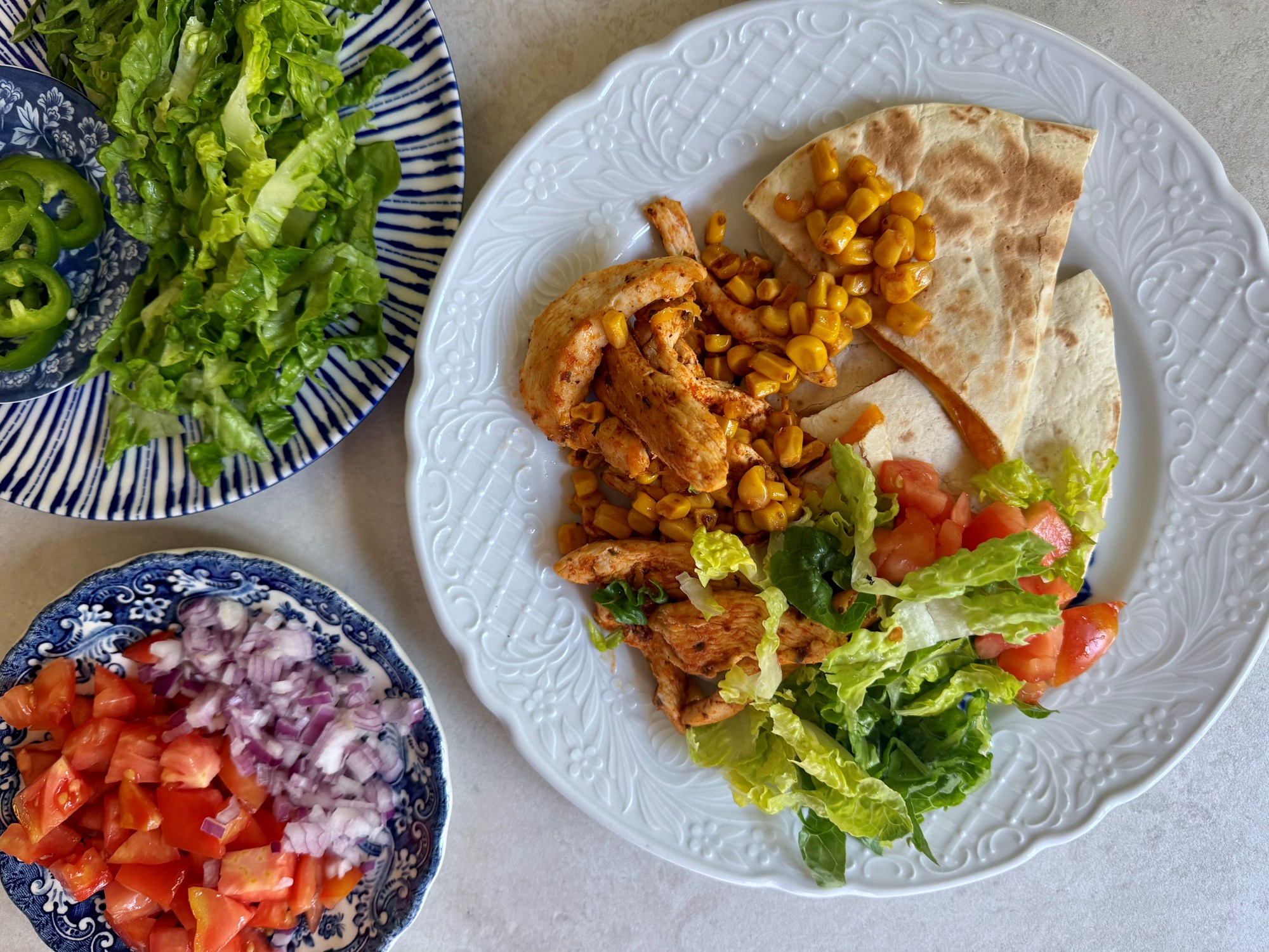 Quesadillas med krydret kylling, majs og salat