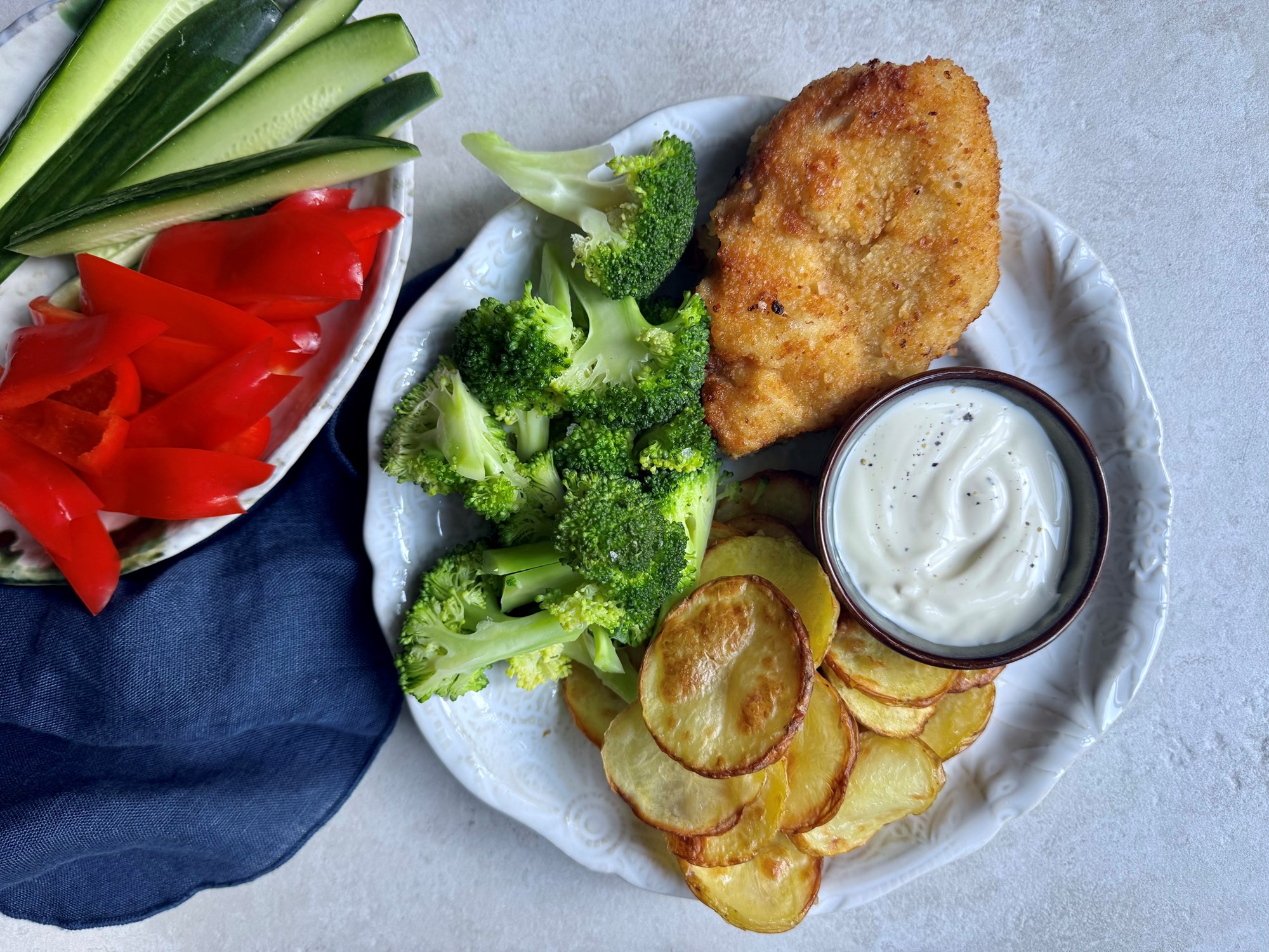 Sprøde koteletter med dampet broccoli og hvidløgsdressing
