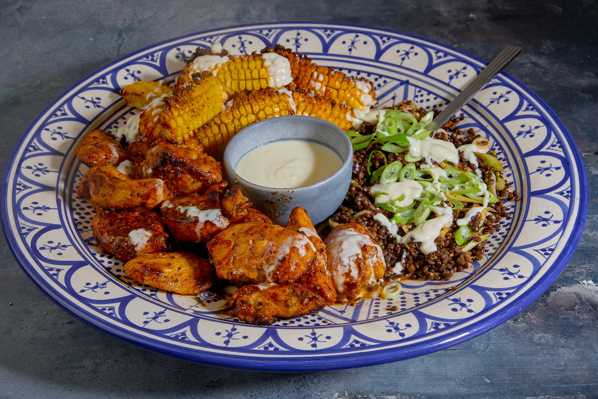 Stegt kylling med corn ribs med citroncreme og dukkah krydrede puy-linser