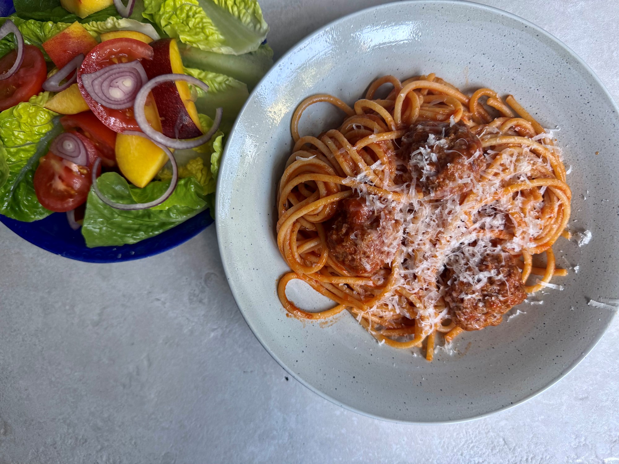 HEAT: Italienske kødboller med spaghetti og salat med æbler