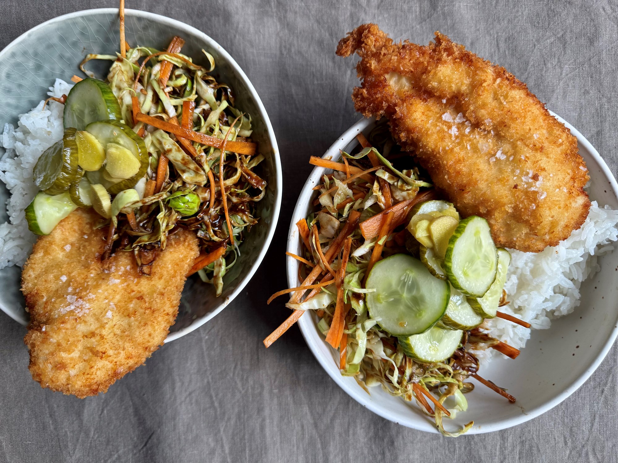 Sprød kylling med miso-kålsalat og syltet agurk og ingefær