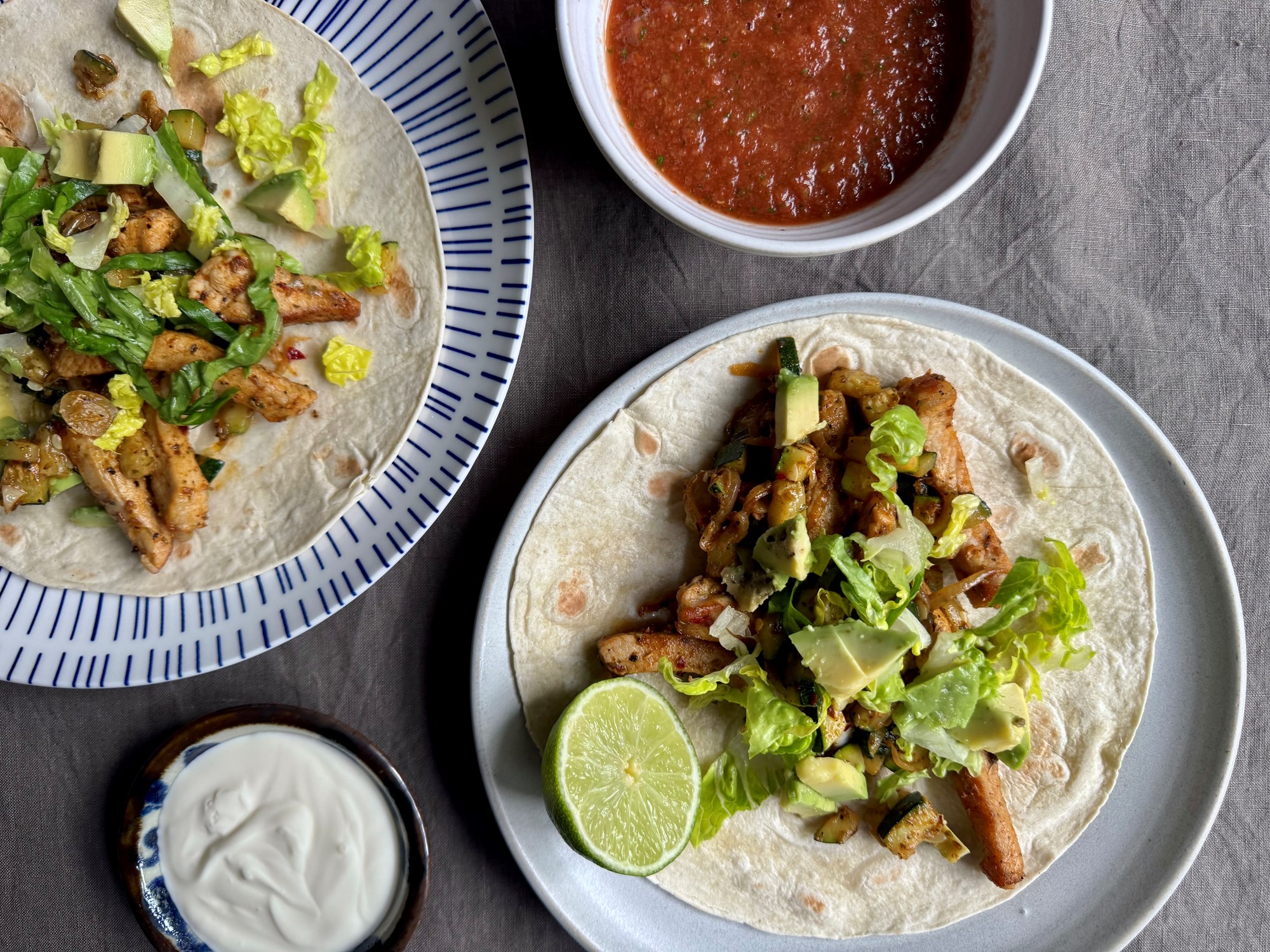 Wraps med spicy gris, avokado og sprød salat