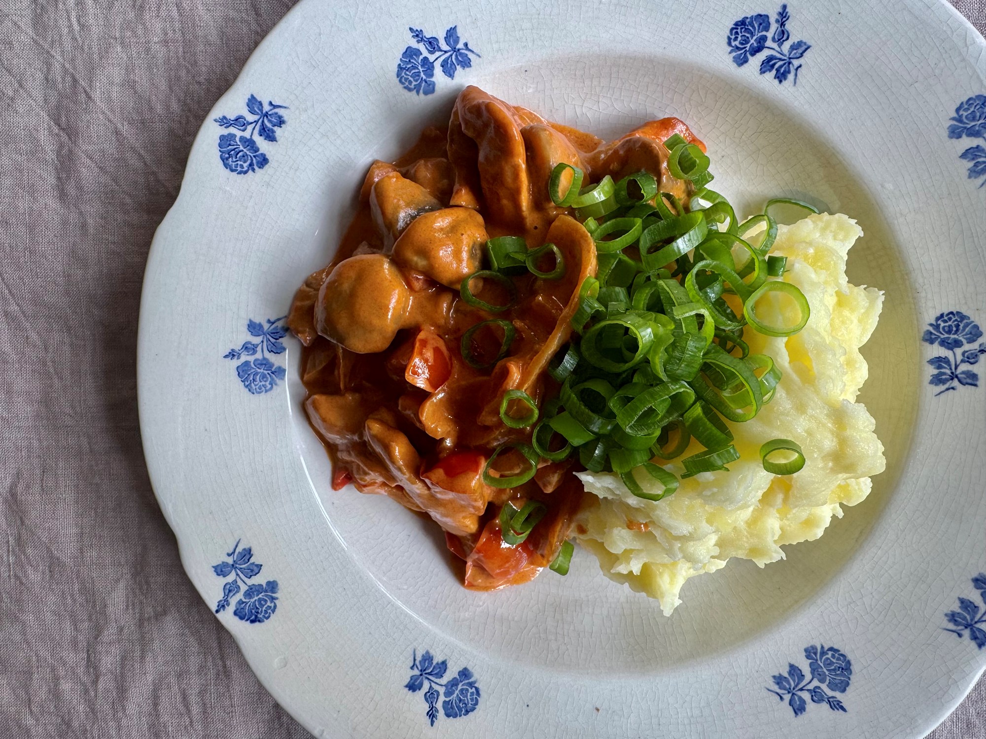 Gris i svampesauce med cremet kartoffelmos