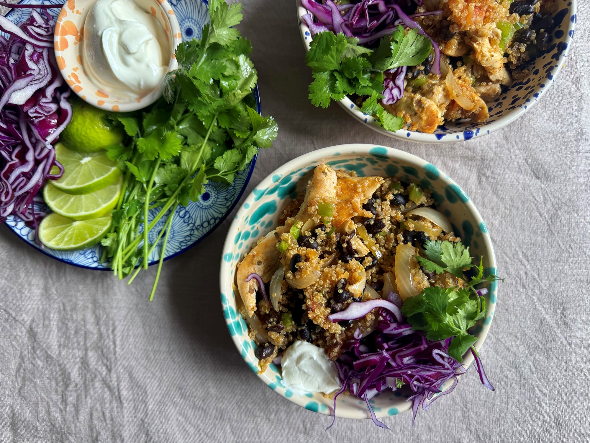 Onepot quinoa casserolle med kylling, kål og bønner