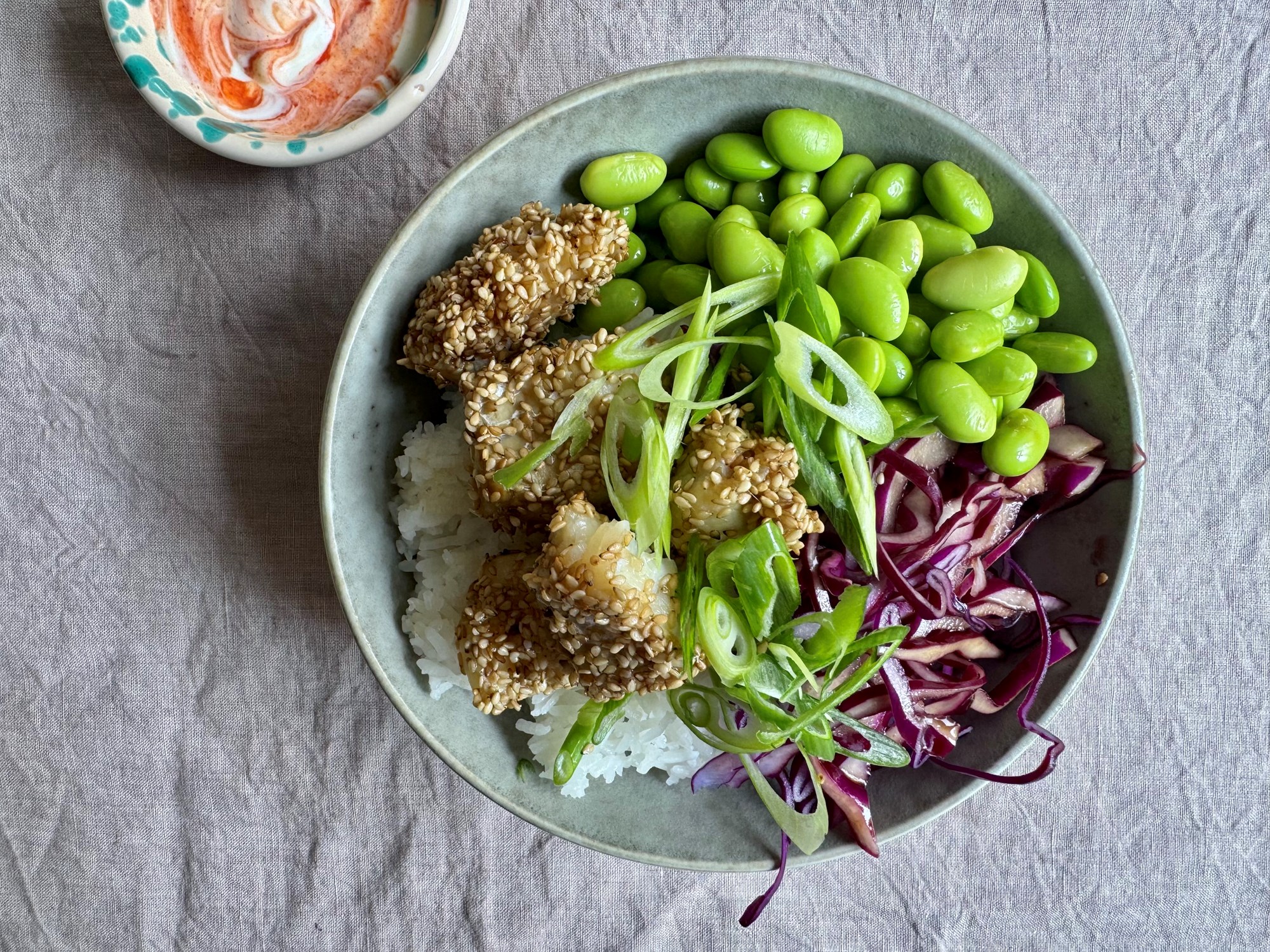 Pokebowl med sesam-fisk, mukimame og chilicreme