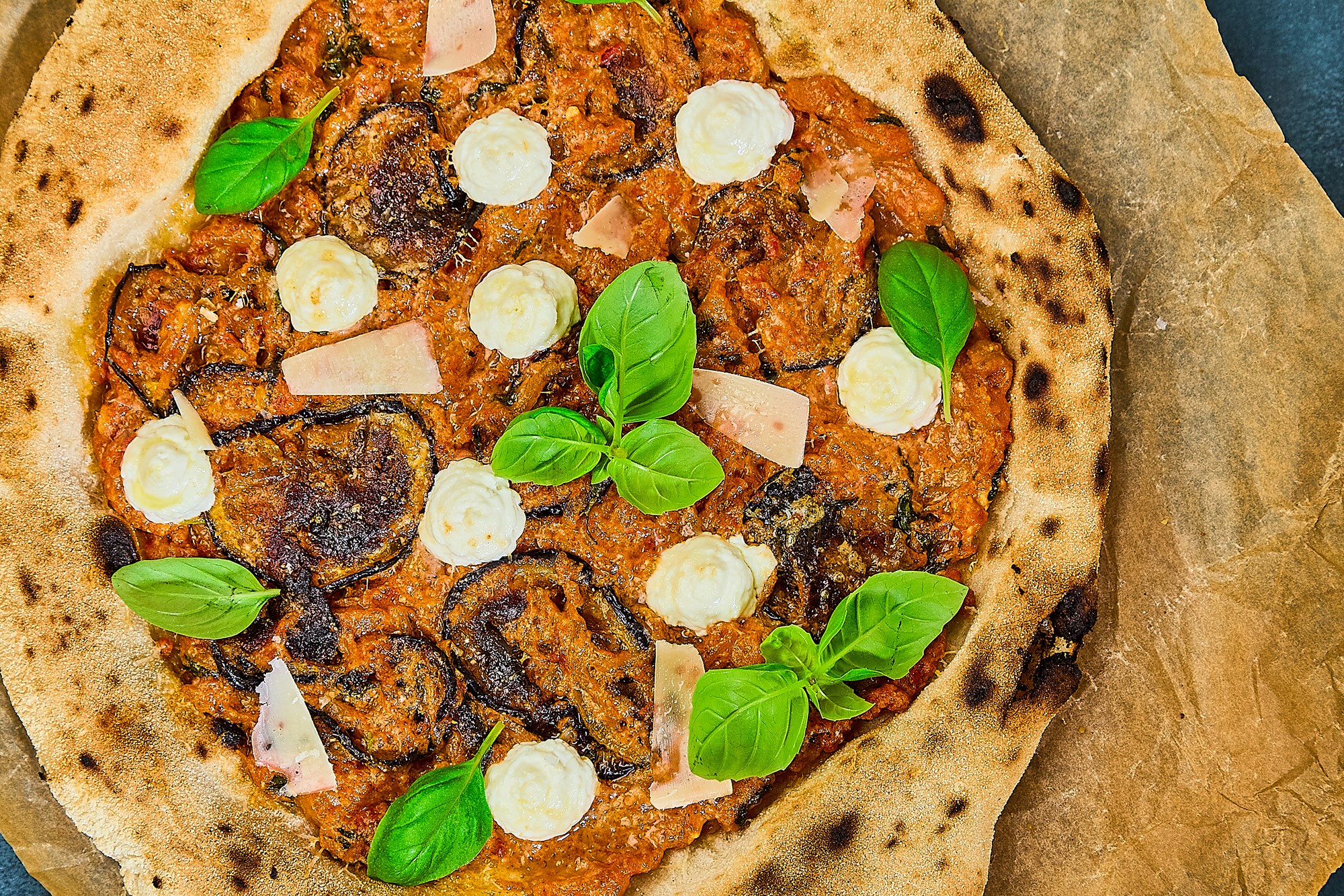 Pizza alla Norma med aubergine, basilikum og ricotta