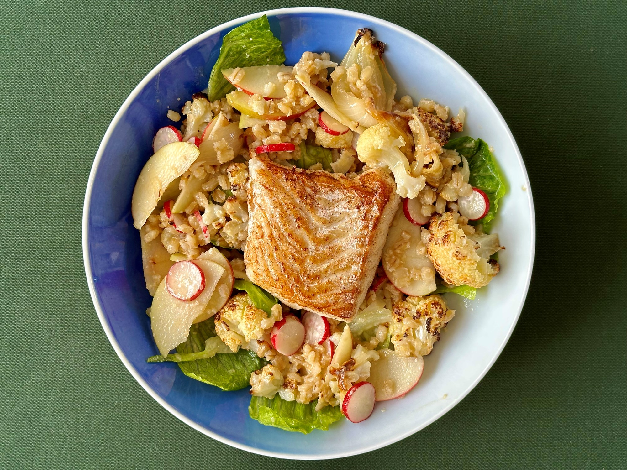 Stegt kulmule i frisk salat med radiser, batavia og krystal karl