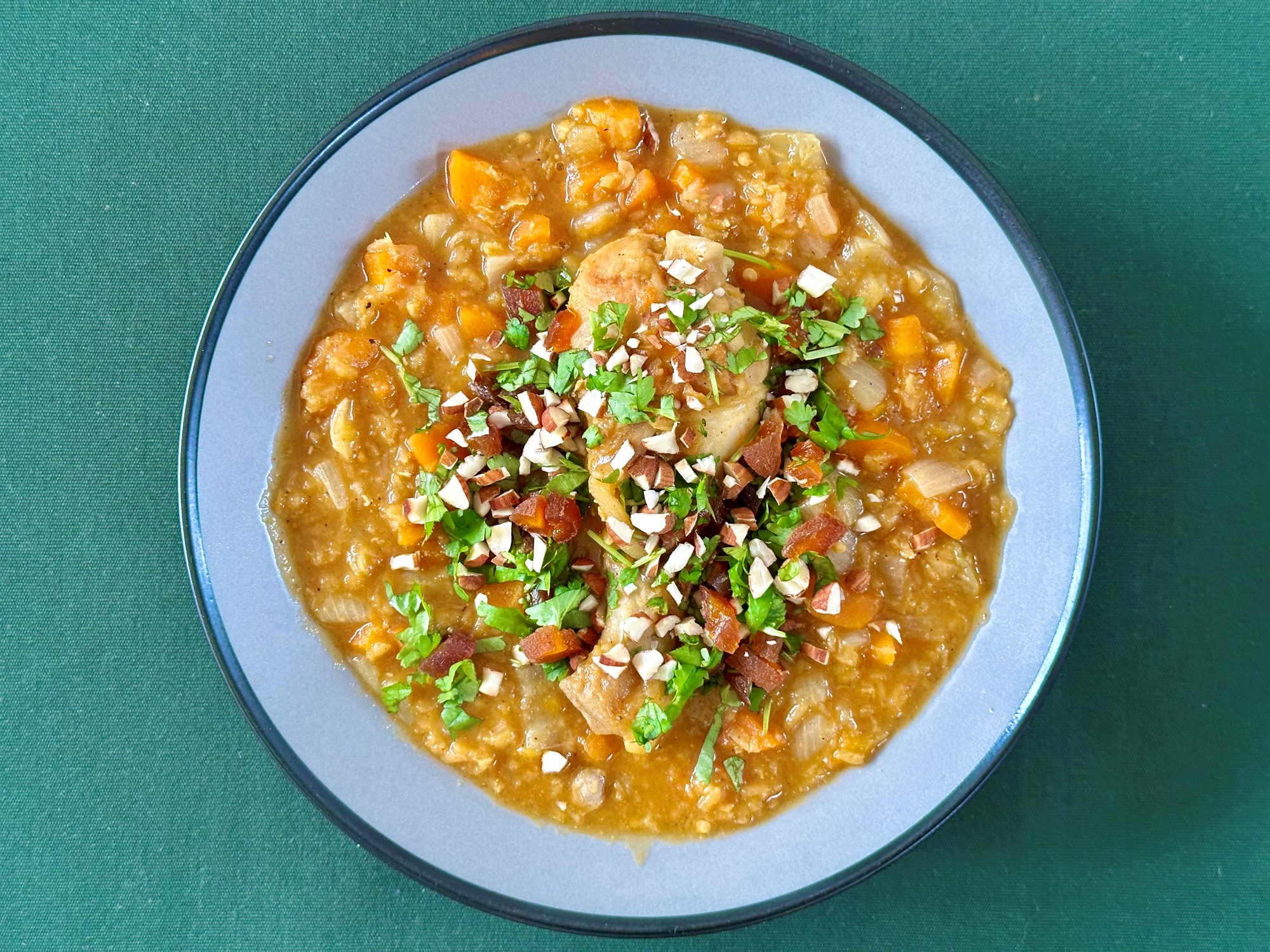 Braiseret kylling med røde linser, abrikoser og mandler