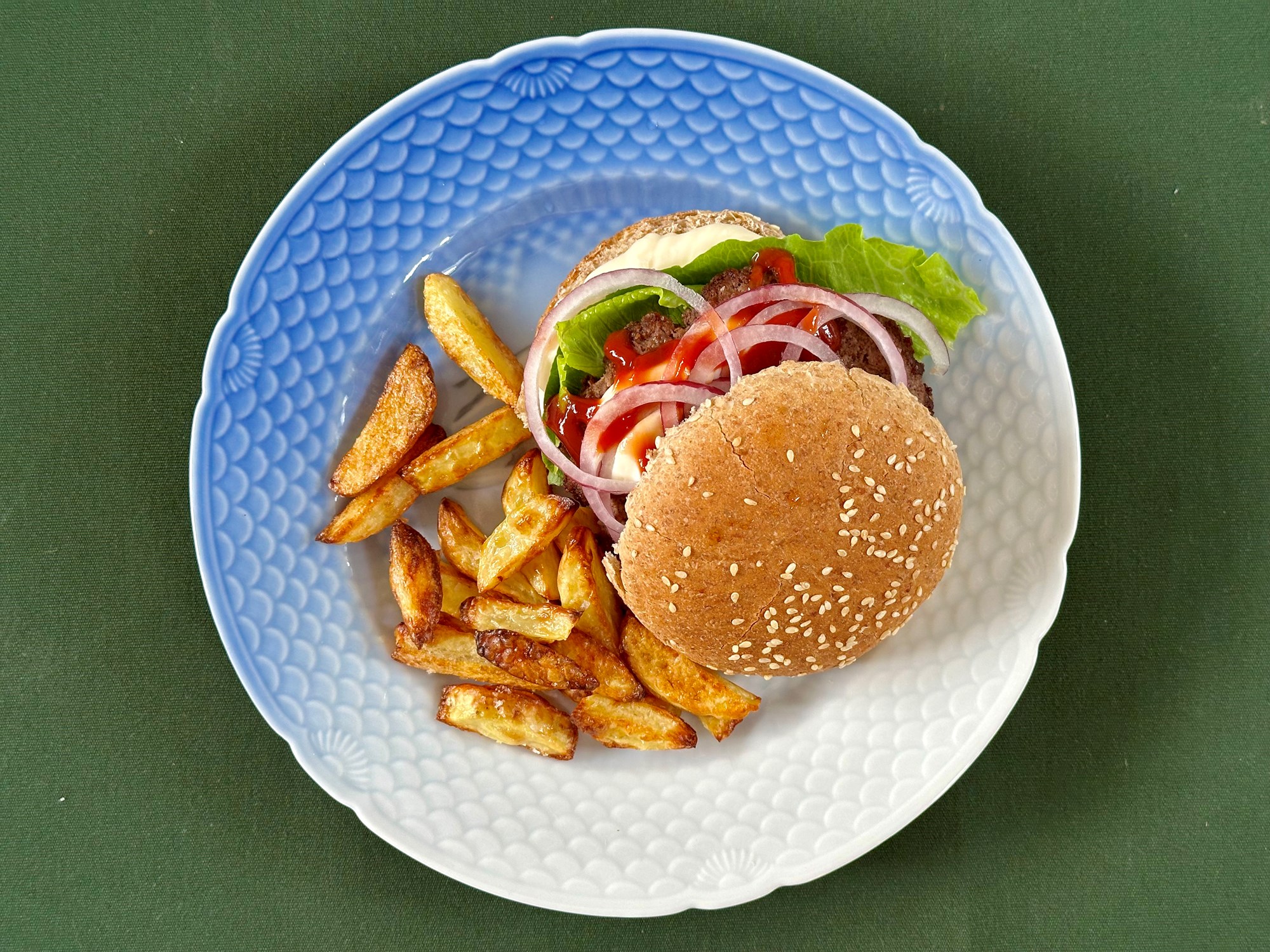 Hamburger med jordskokkefritter, salat og aioli
