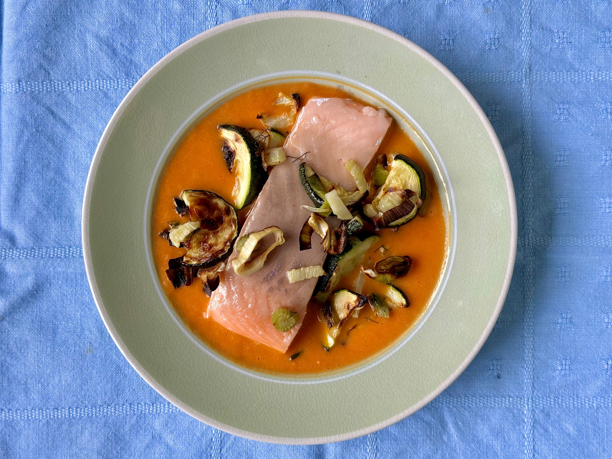 Tomatsuppe med laks, grillet grønt og brød
