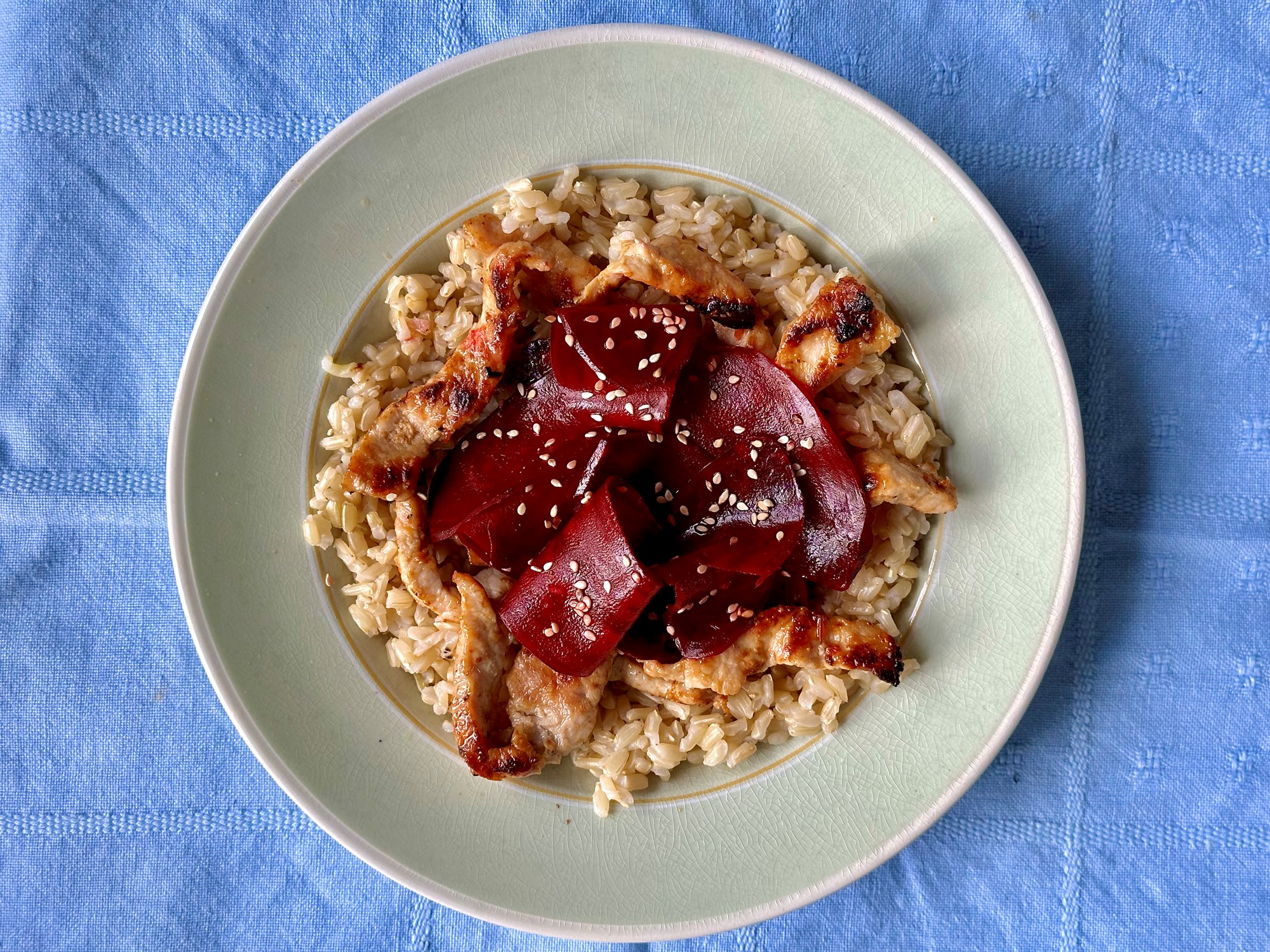Sursød gris med salat på rødbedecrudite, sesam og citron