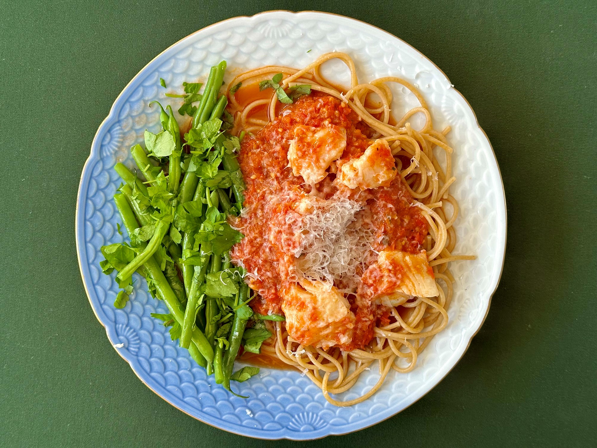 Spaghetti med kuller i frisk tomatsovs og grønne bønner