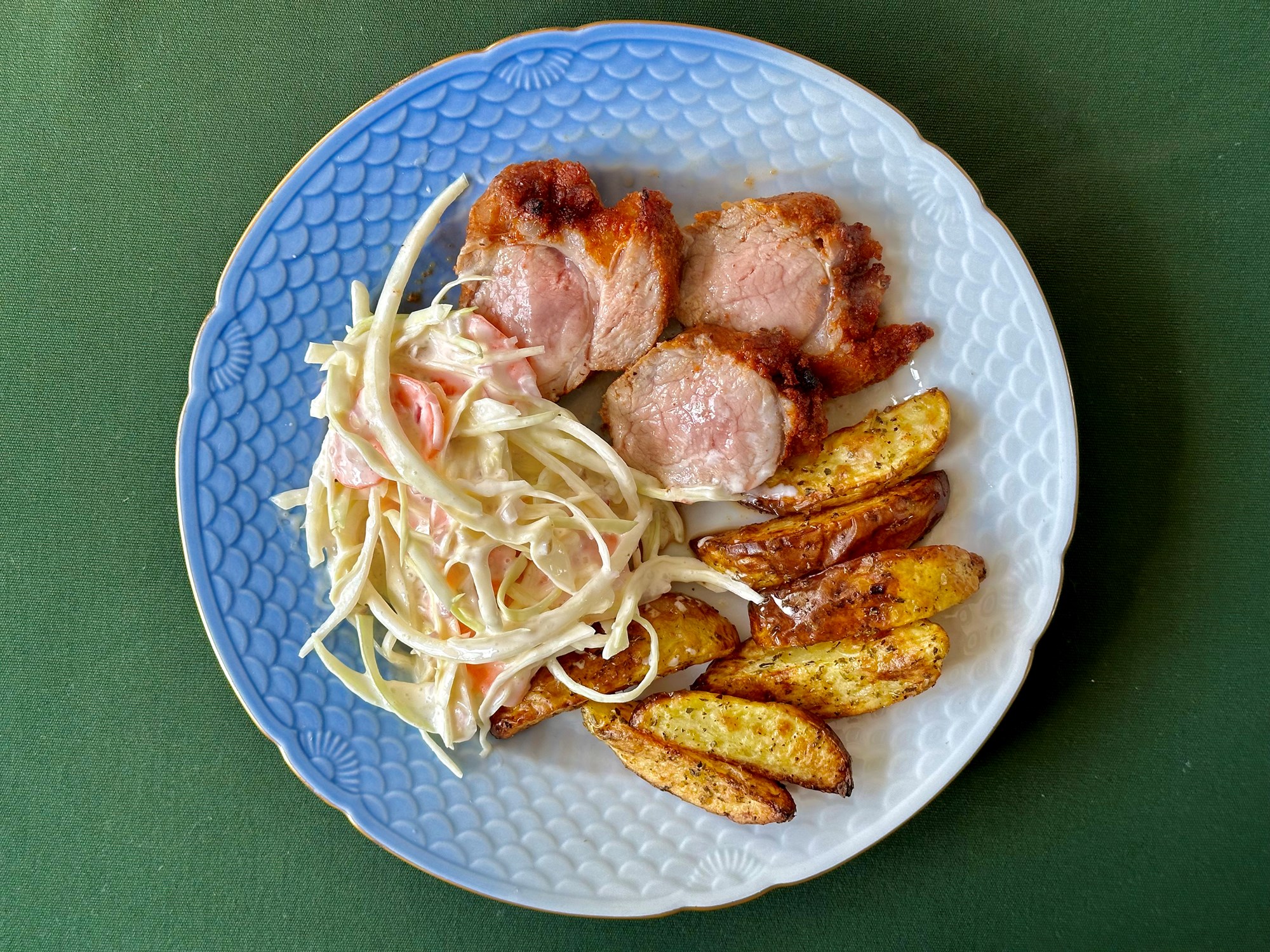 BBQ mørbrad med coleslaw og kartoffelwedges