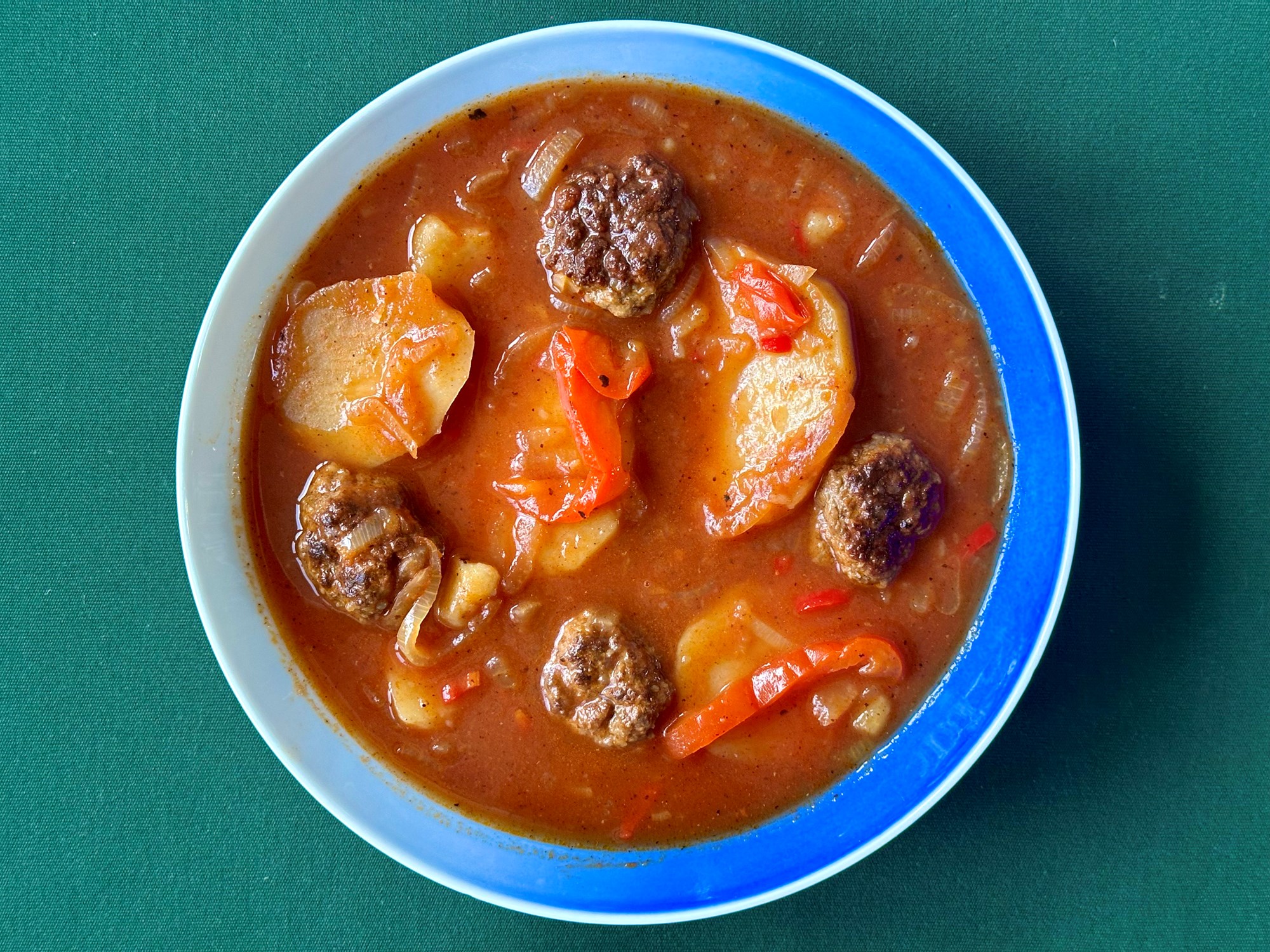 Gullaschsuppe på kødboller med kartofler og rød peber