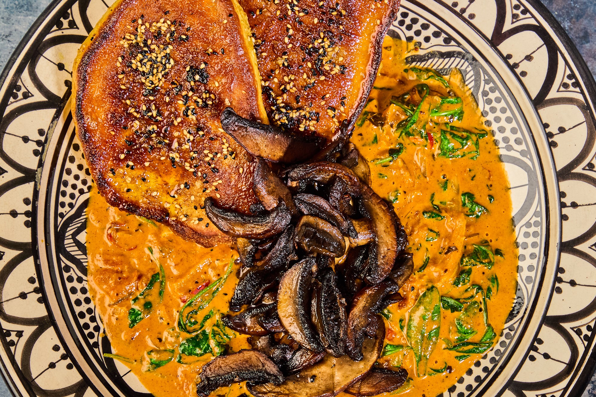 Saag med stegte portobellosvampe, spinat og lune naan