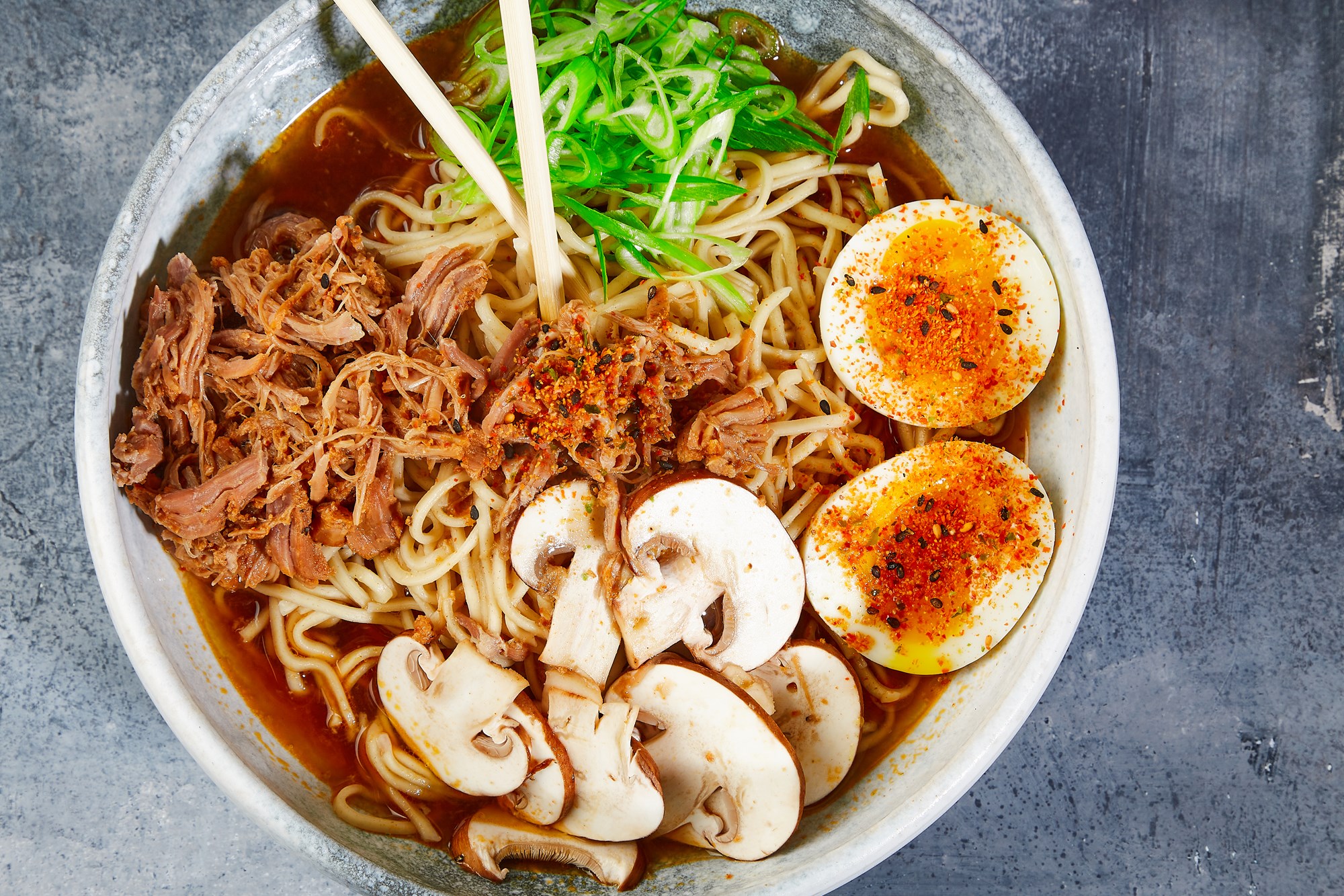 Japansk ramen nudelsuppe med shichi-mi tōgarashi, svampe, mør svinenakke, onsen-æg & forårsløg