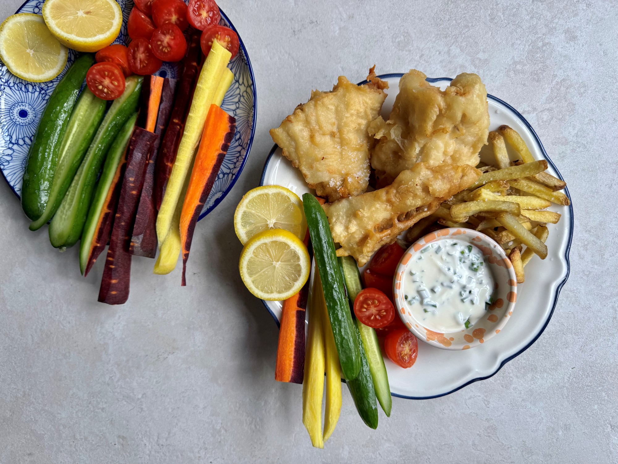 Fish & chips med snackgrønt og creme fraiche dressing