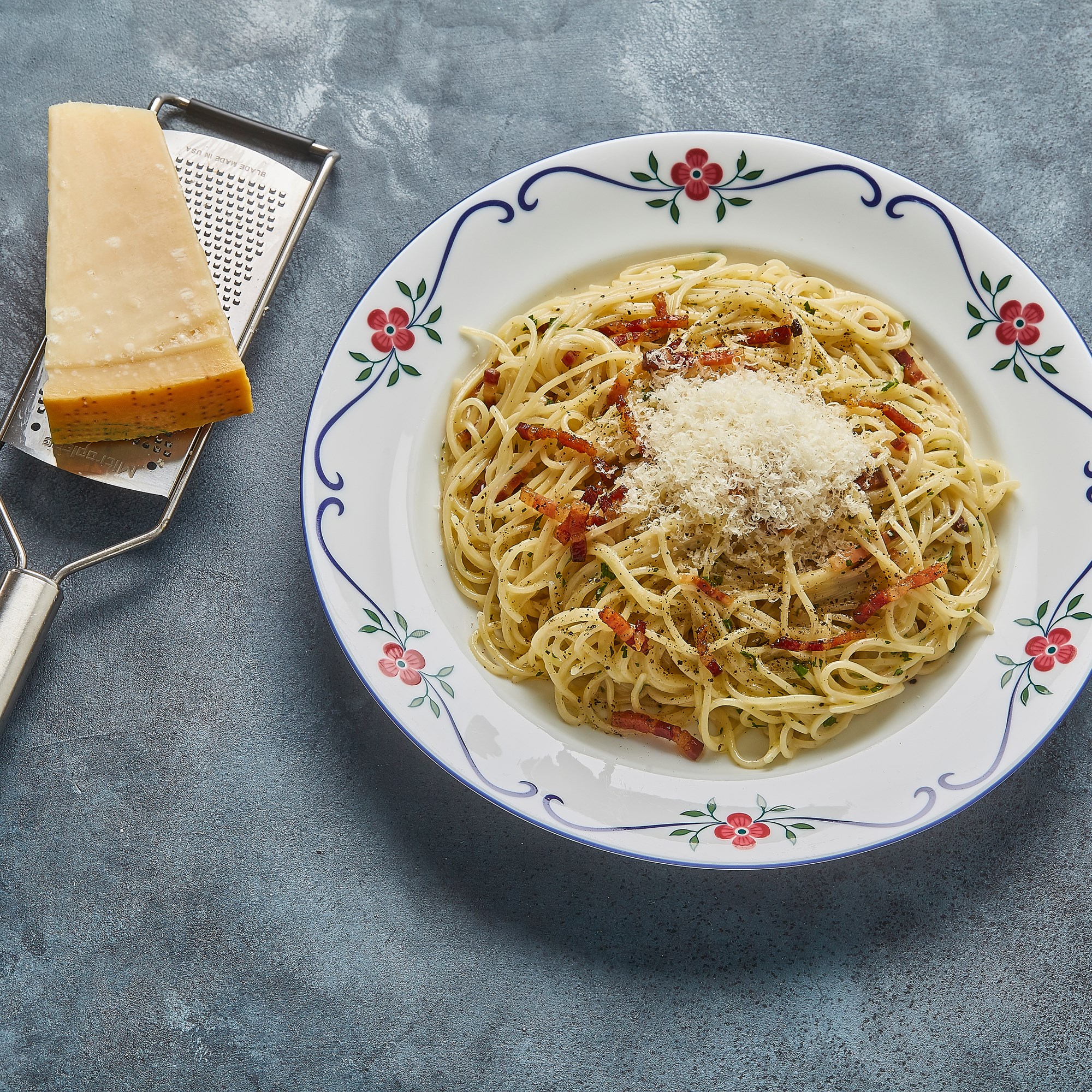 Spaghetti "Carbonara" med et nordisk tvist og sprød pæresalat med gulerødder