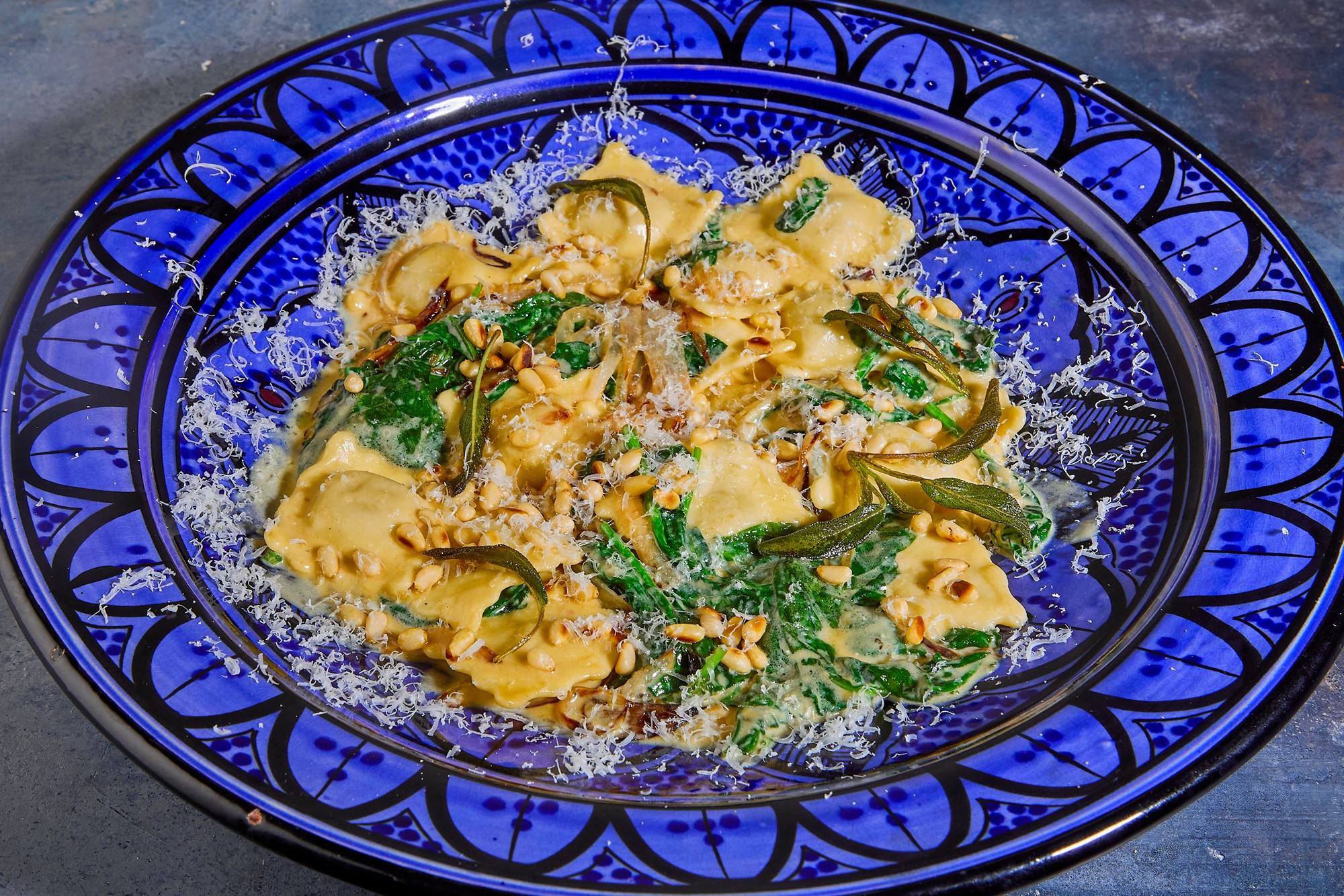 Ravioli med ricotta og spinat, løgspinat og cremet parmesan-salviesauce